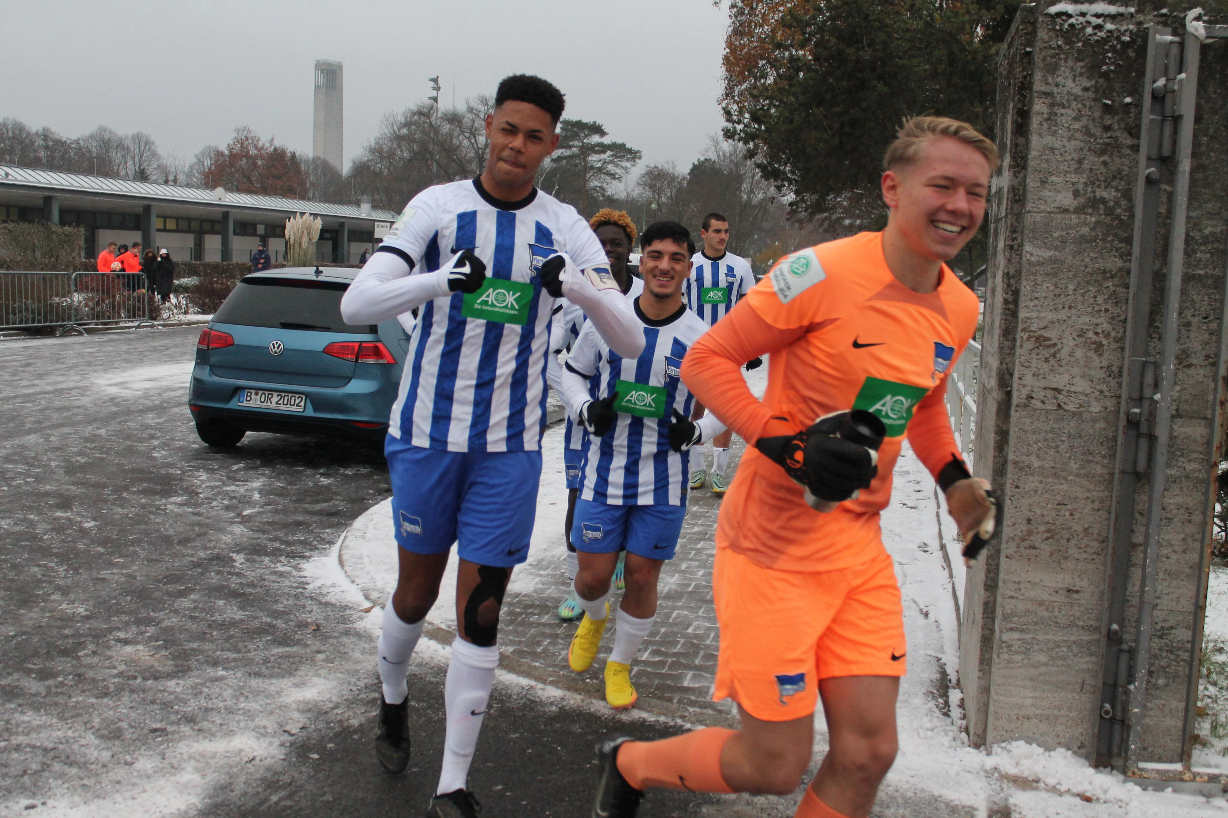 Die Laune bei Kapitän Yannick Mausehund (l.), Torjäger Eser Bekdemir (M.), Sechser Boris Mamuzah Lum (2. v. l.) und Keeper Laurenz Pohlmann war trotz der Eiseskälte gut.