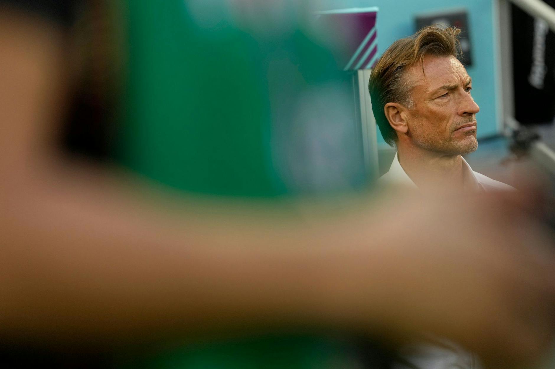 Saudi-Arabiens Trainer Herve Renard steht während der Partie gegen Polen am Spielfeld.