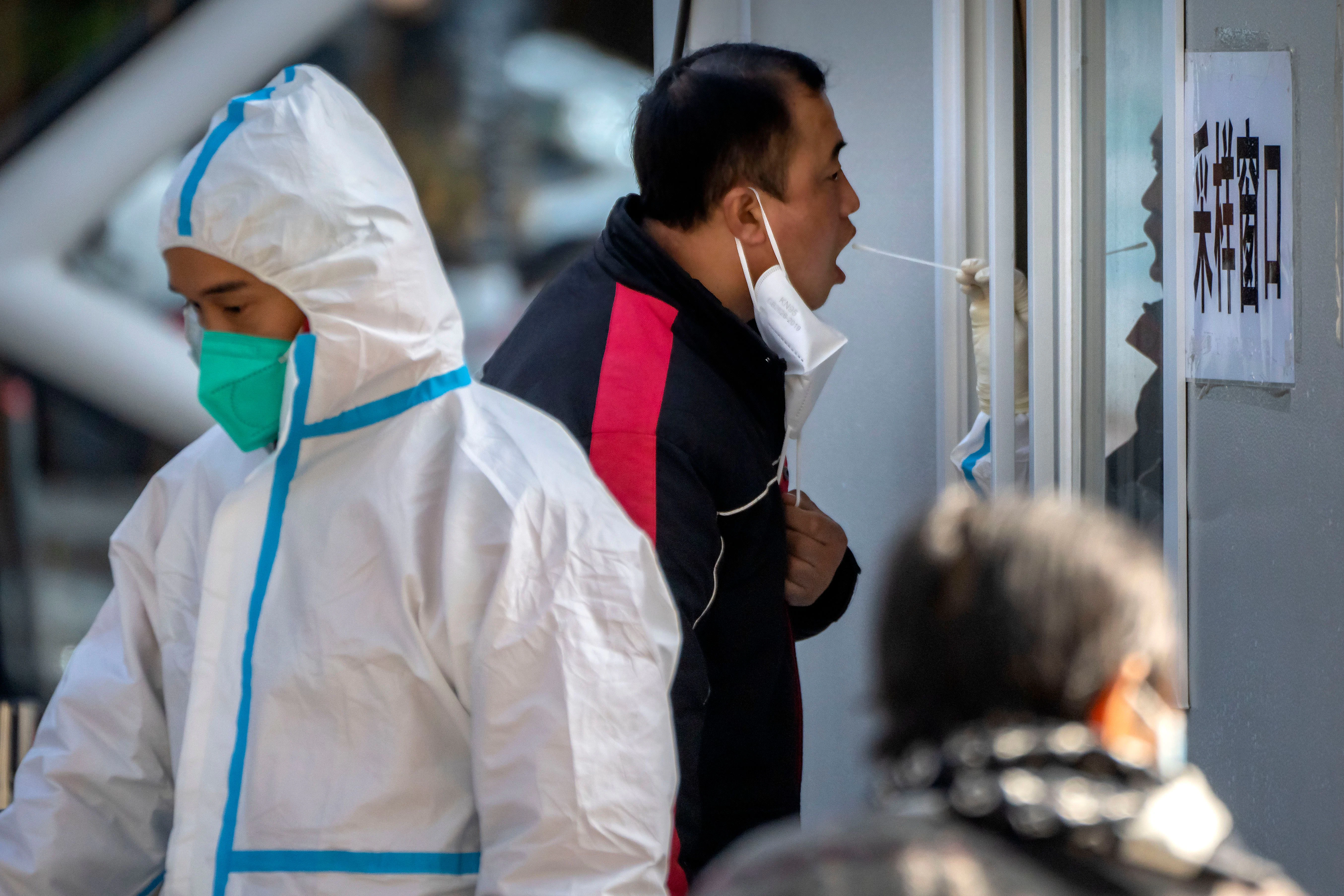 Im Disneyland in Shanghai waren Besucher im Lockdown bis sie negativ auf das Coronavirus getestet wurden.