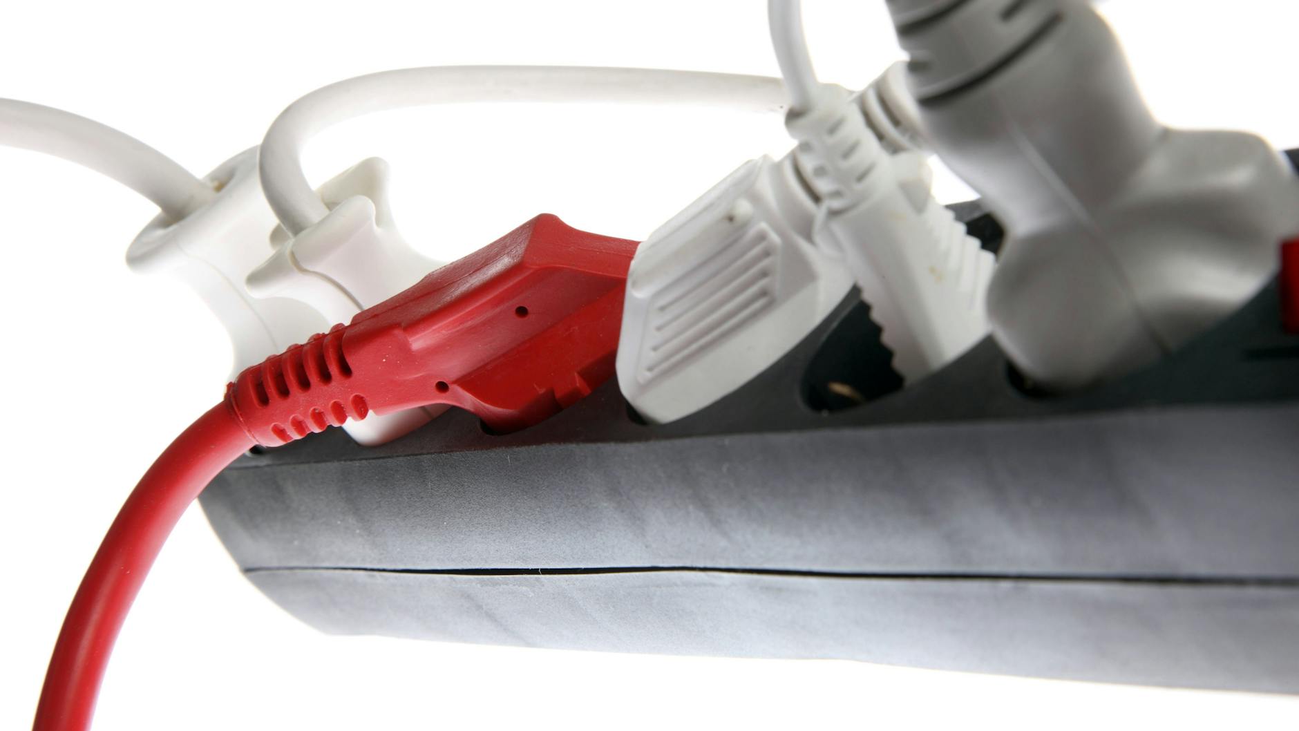 Verwenden Sie niemals Mehrfachsteckdosen ohne CE- oder TÜV-Zeichen.