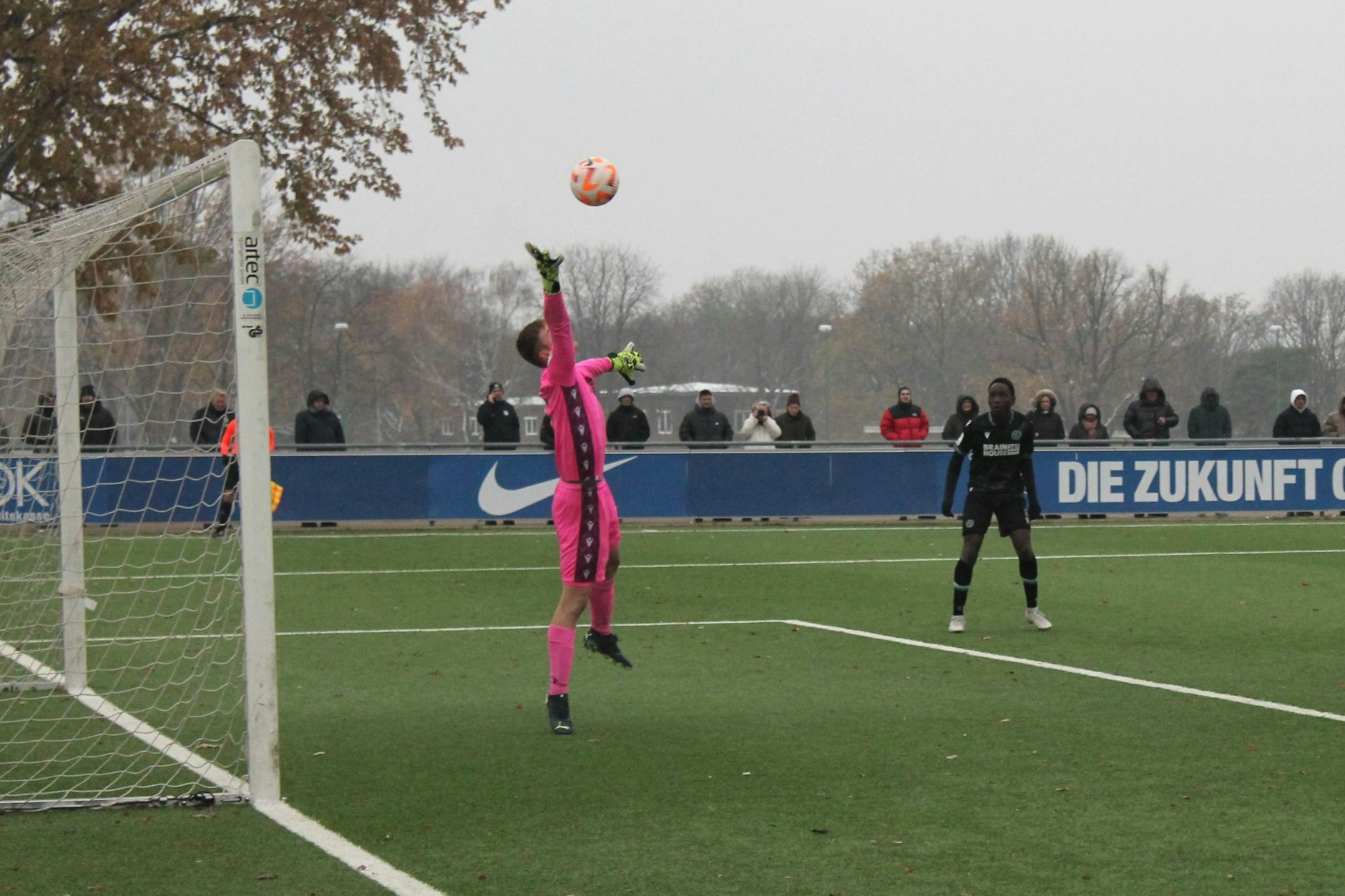 ... überwindet Hannover-Keeper Julien René Korn (l.) ...