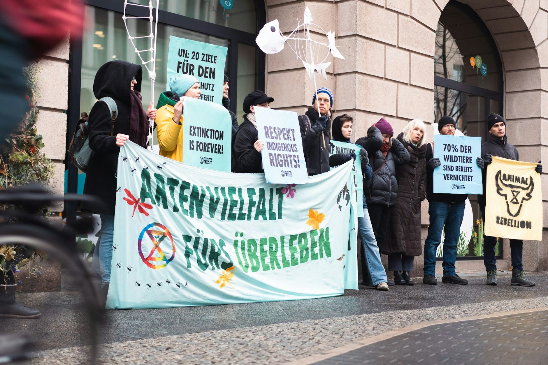 Aktivisten von Extinction Rebellion demonstrieren am Montag vor dem Bundesumweltministerium in Berlin. Sie fordern mehr Schutz für Artenvielfalt zum Anfang der UN-Biodiversitätskonferenz am Mittwoch.