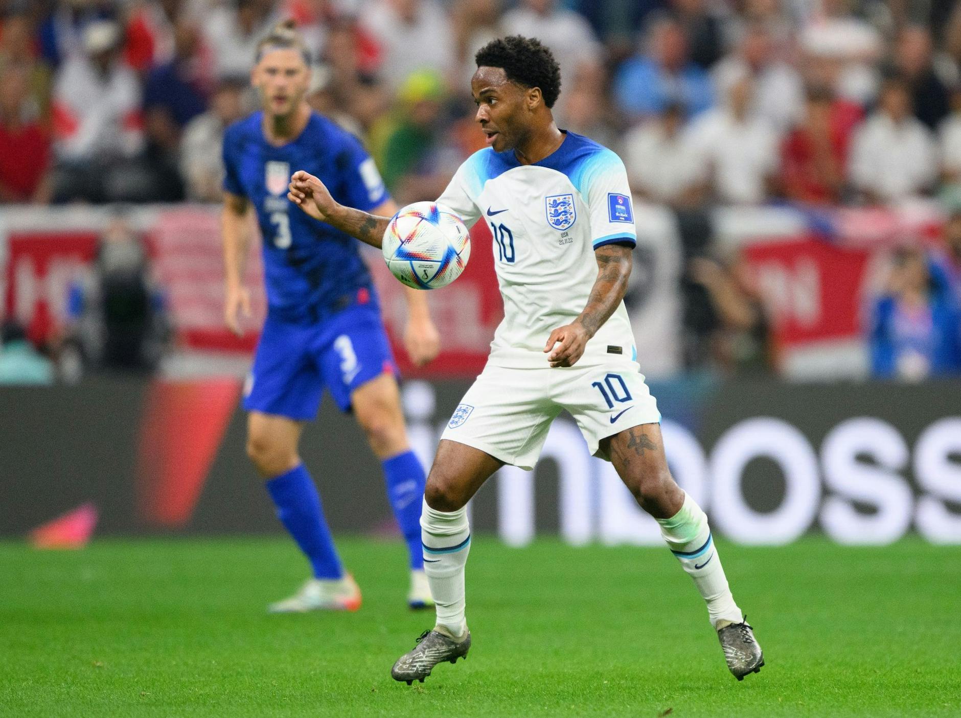 ARCHIV - Englands Raheem Sterling spielt den Ball.