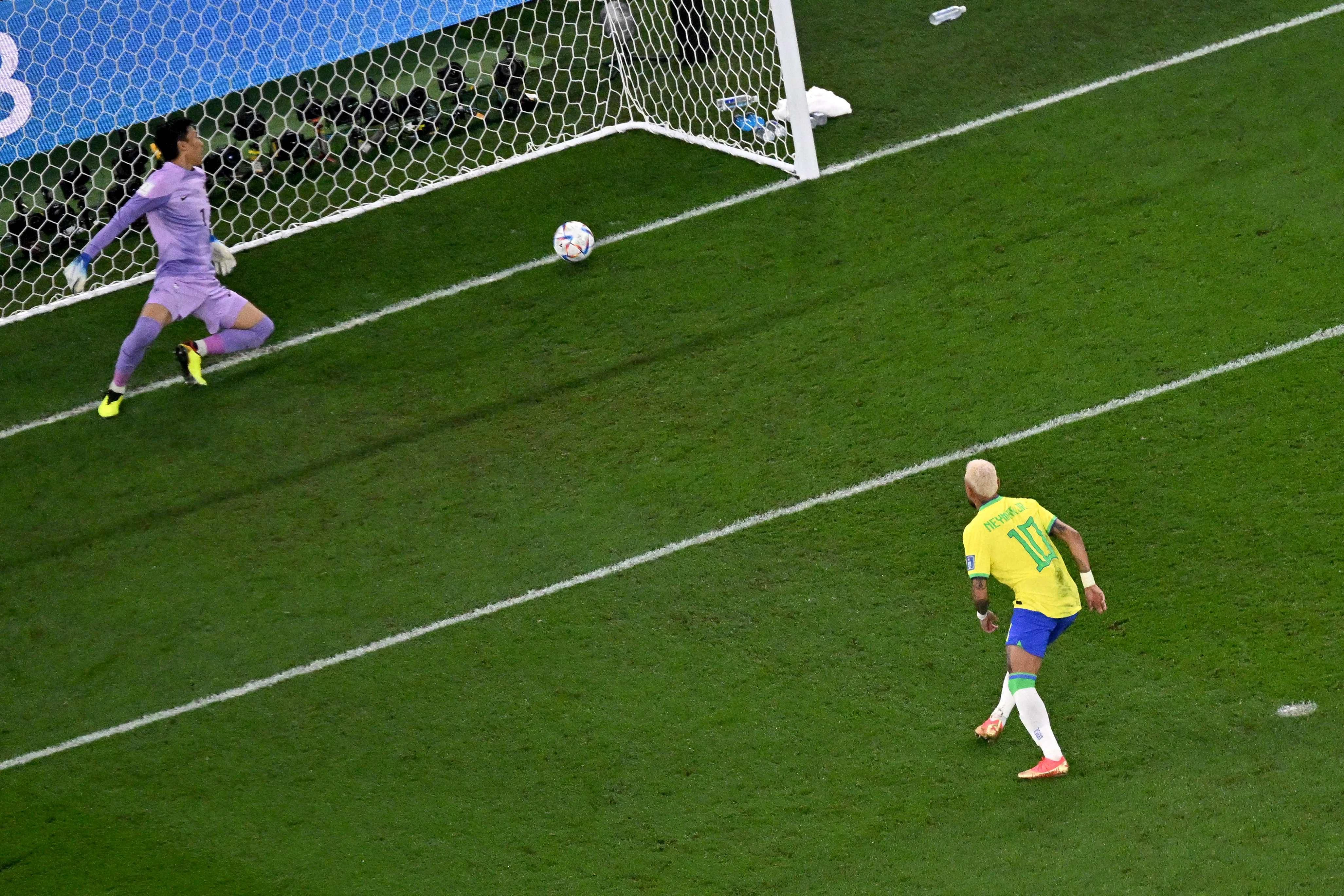 Neymar (r.) verlädt Seung-gyu Kim und schießt zum 2:0 für Brasilien gegen Südkorea ein.