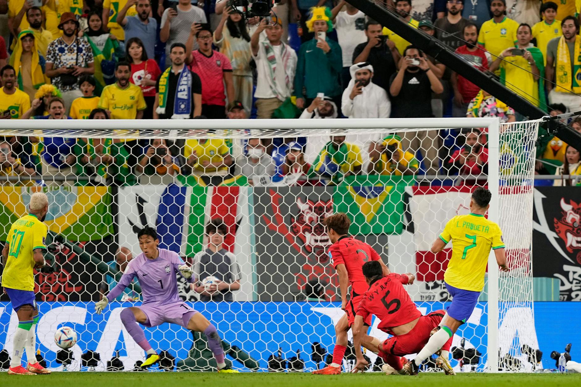 Lucas Paqueta (r.) trifft per Volleyabnahme zum 4:0 für Brasilien.