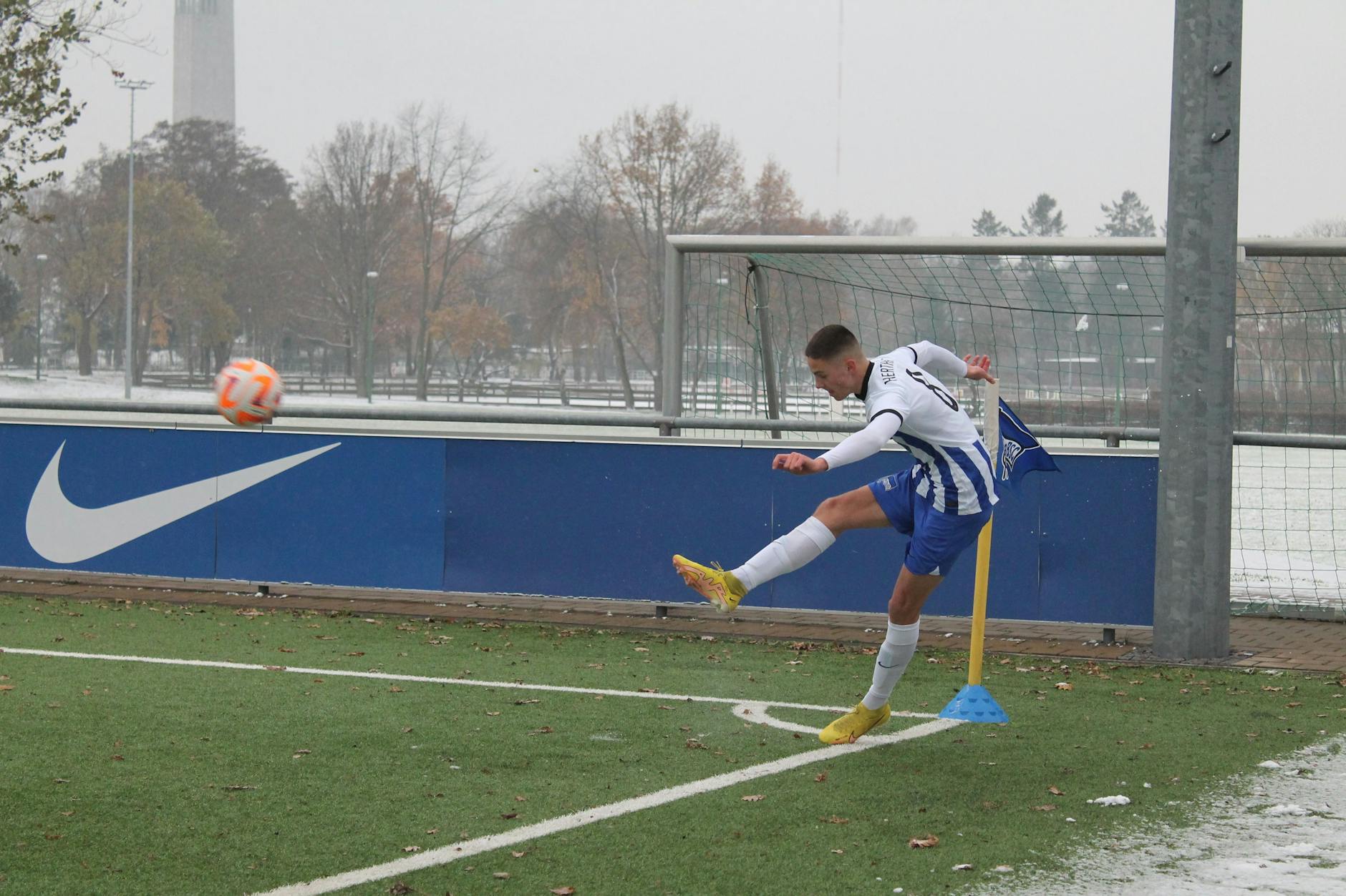 DFB-U17-Nationalspieler Bence Dardai tritt bei Herthas U19 dank seiner guten Schusstechnik die Standards.