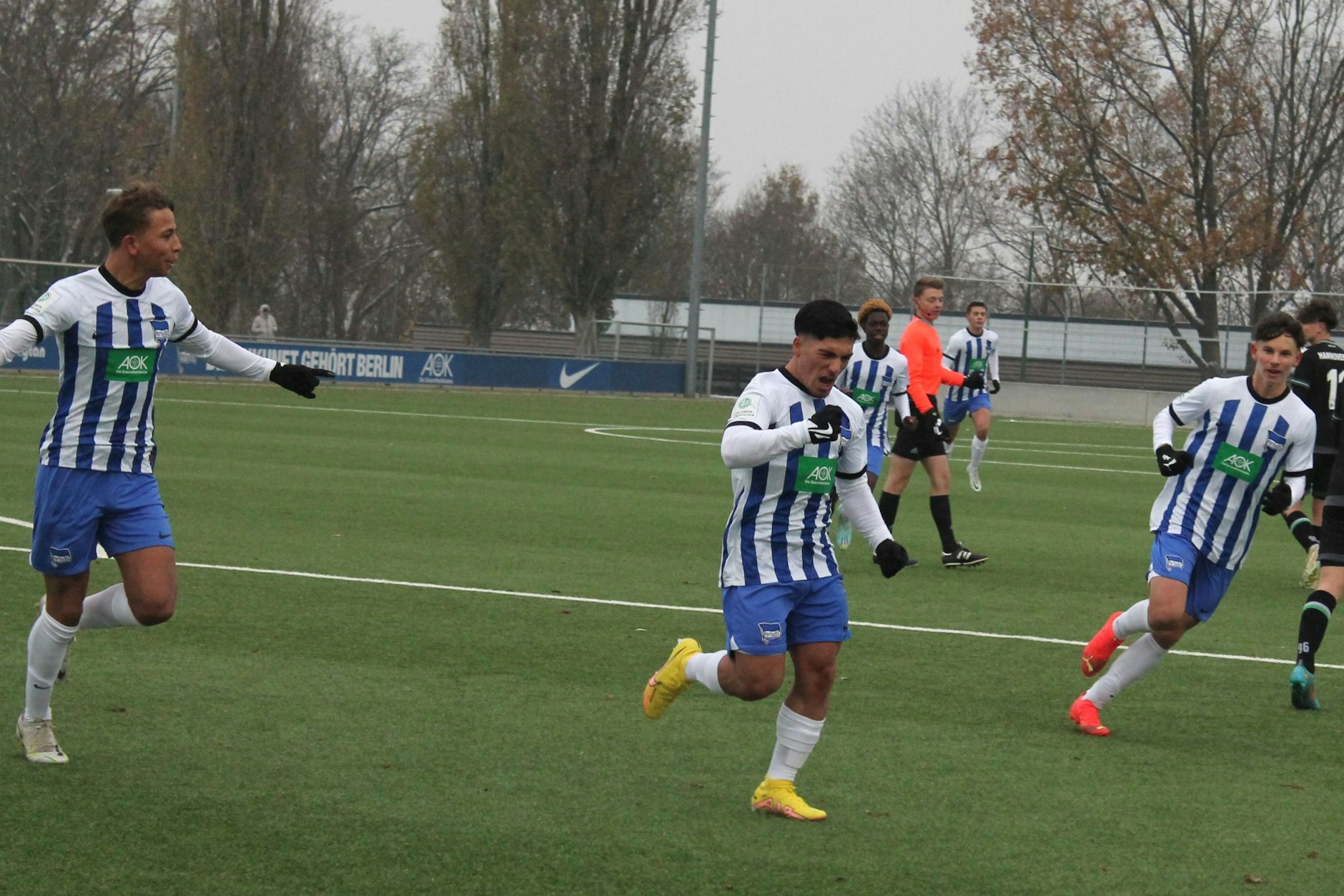 Eser Bekdemir (2. v. l.) wusste vor Freude gar nicht wohin mit seinen Gefühlen. Jaime Sherwood (l.) und Julius Gottschalk (v. r.) feiern mit dem Torschützen.