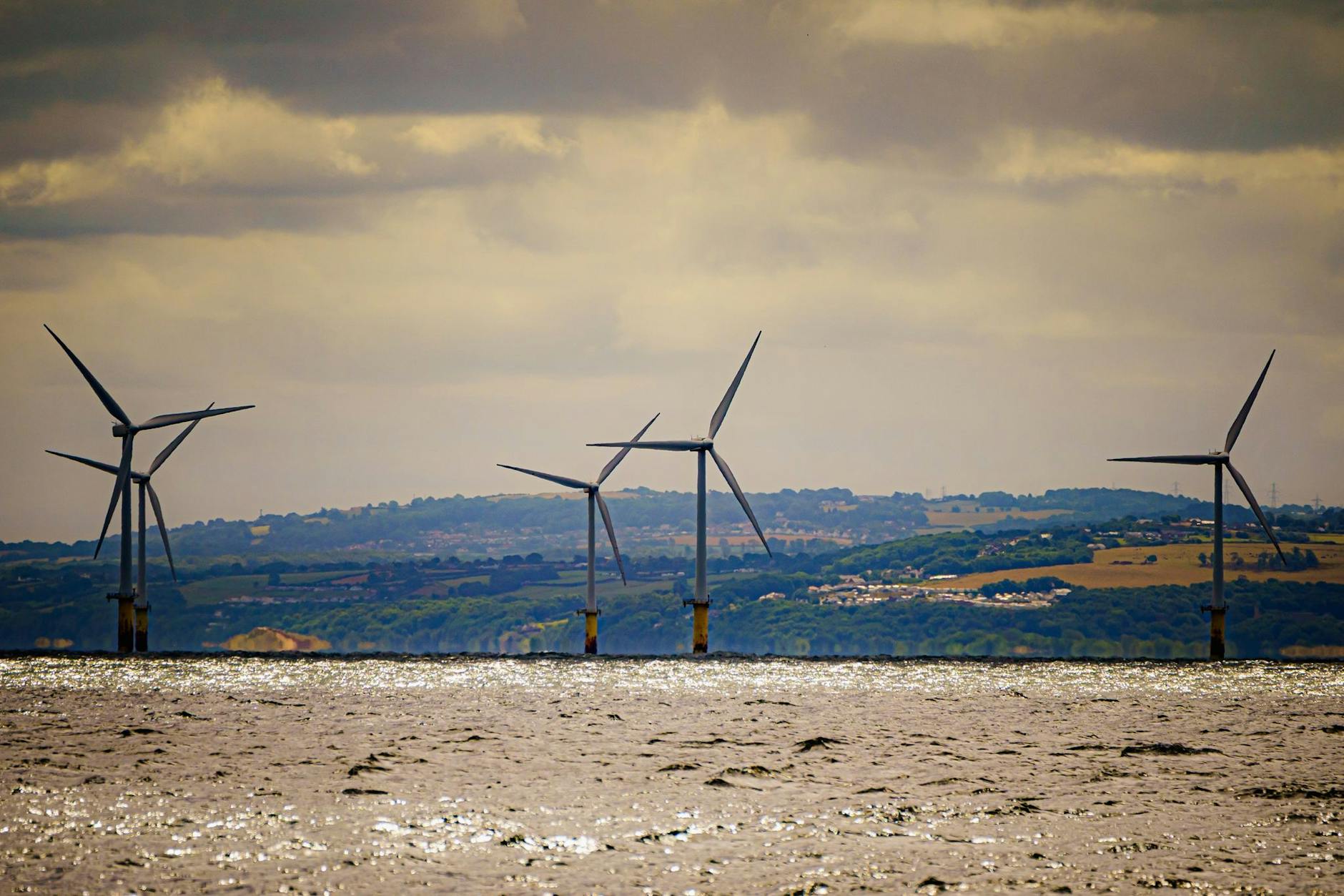 ARCHIV - Gwynt y Mor von RWE, der zweitgrößte Offshore-Windpark der Welt, liegt acht Meilen (etwa 13 Kilometer) vor der Küste von Nordwales in der Liverpool Bay.