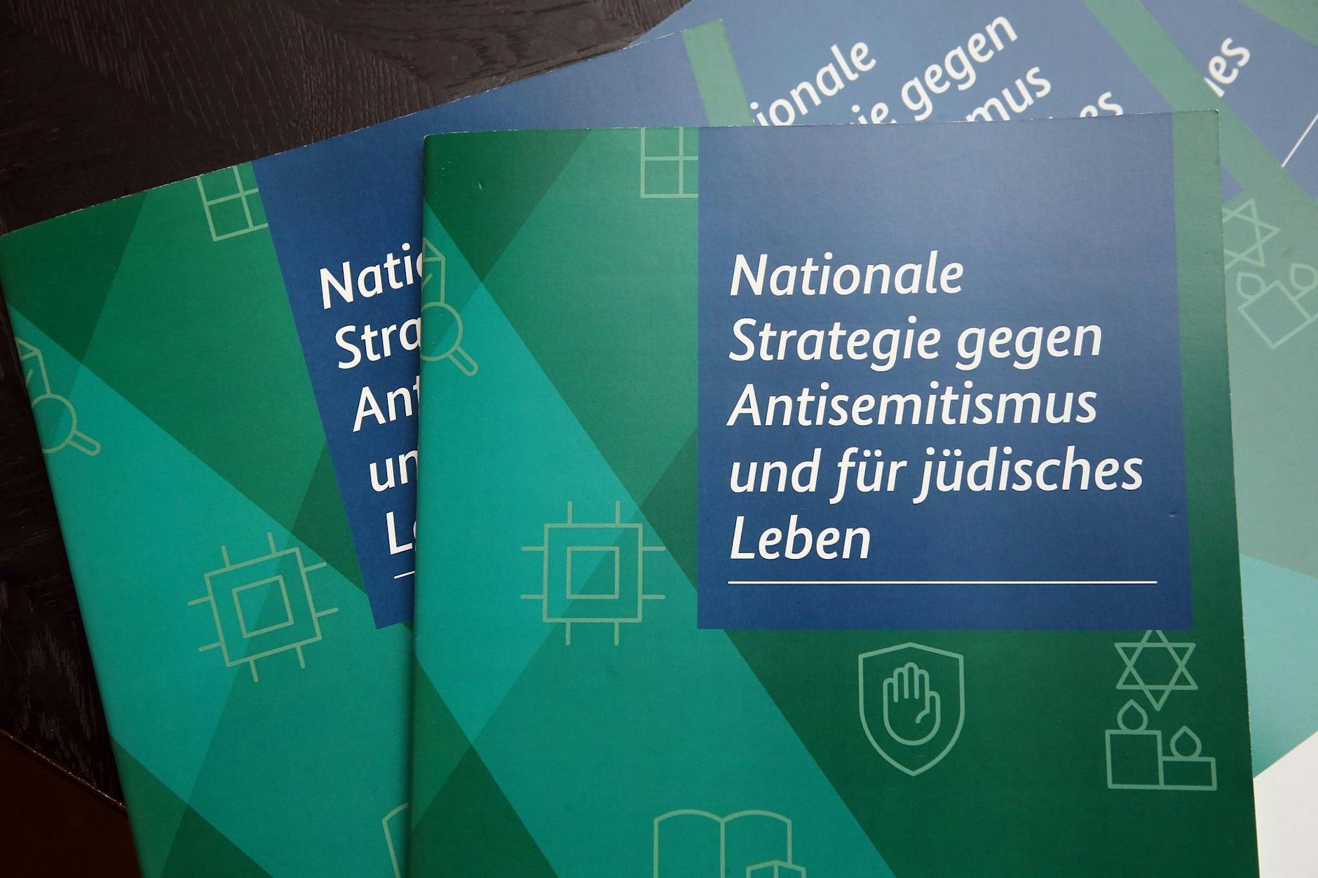 ARCHIV - Das Papier «Nationale Strategie gegen Antisemitismus und für jüdisches Leben» wurde in Berlin in der Bundespressekonferenz vorgestellt.