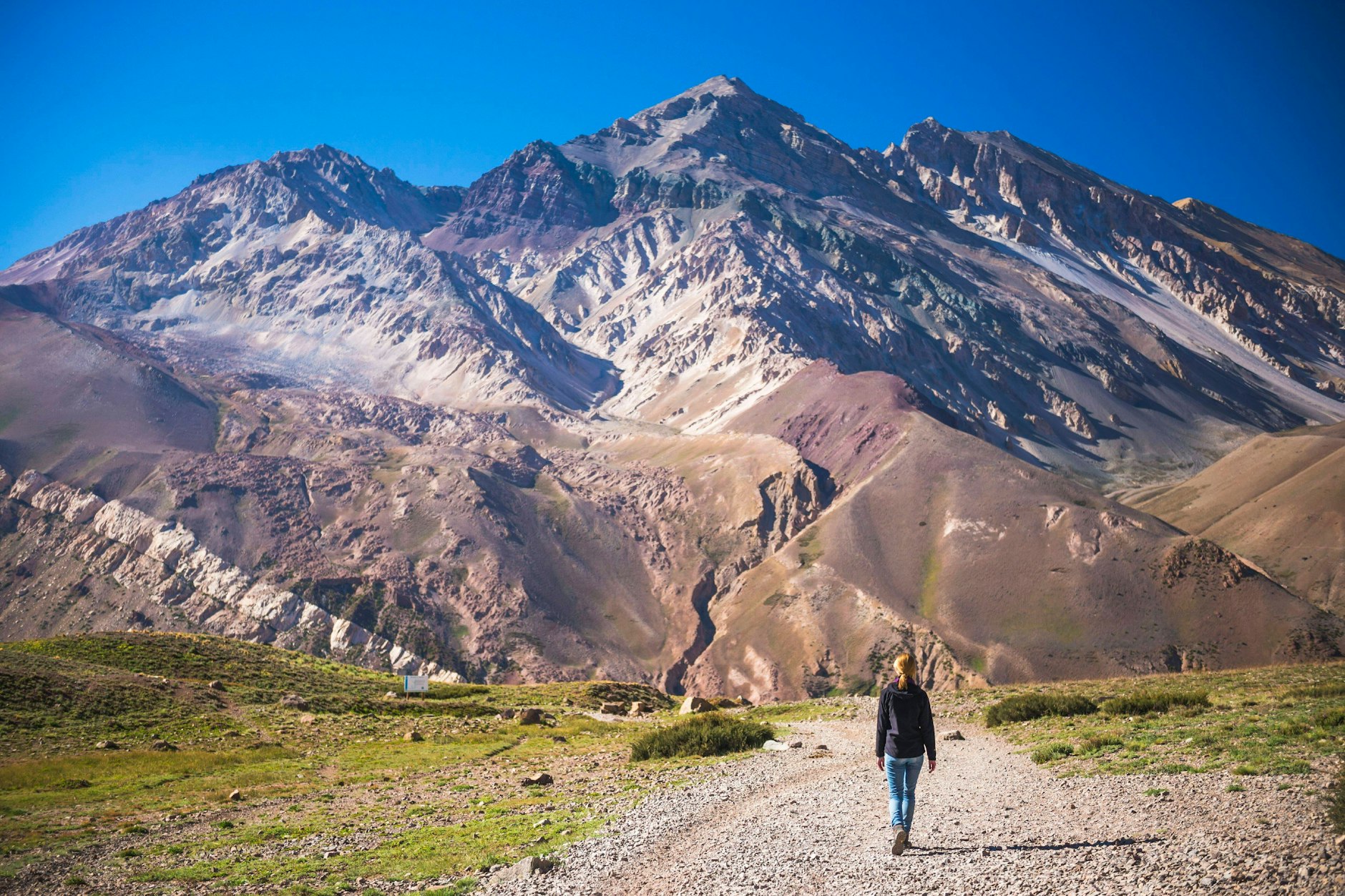 Bergwanderin in der Provinz Mendoza in Argentinien