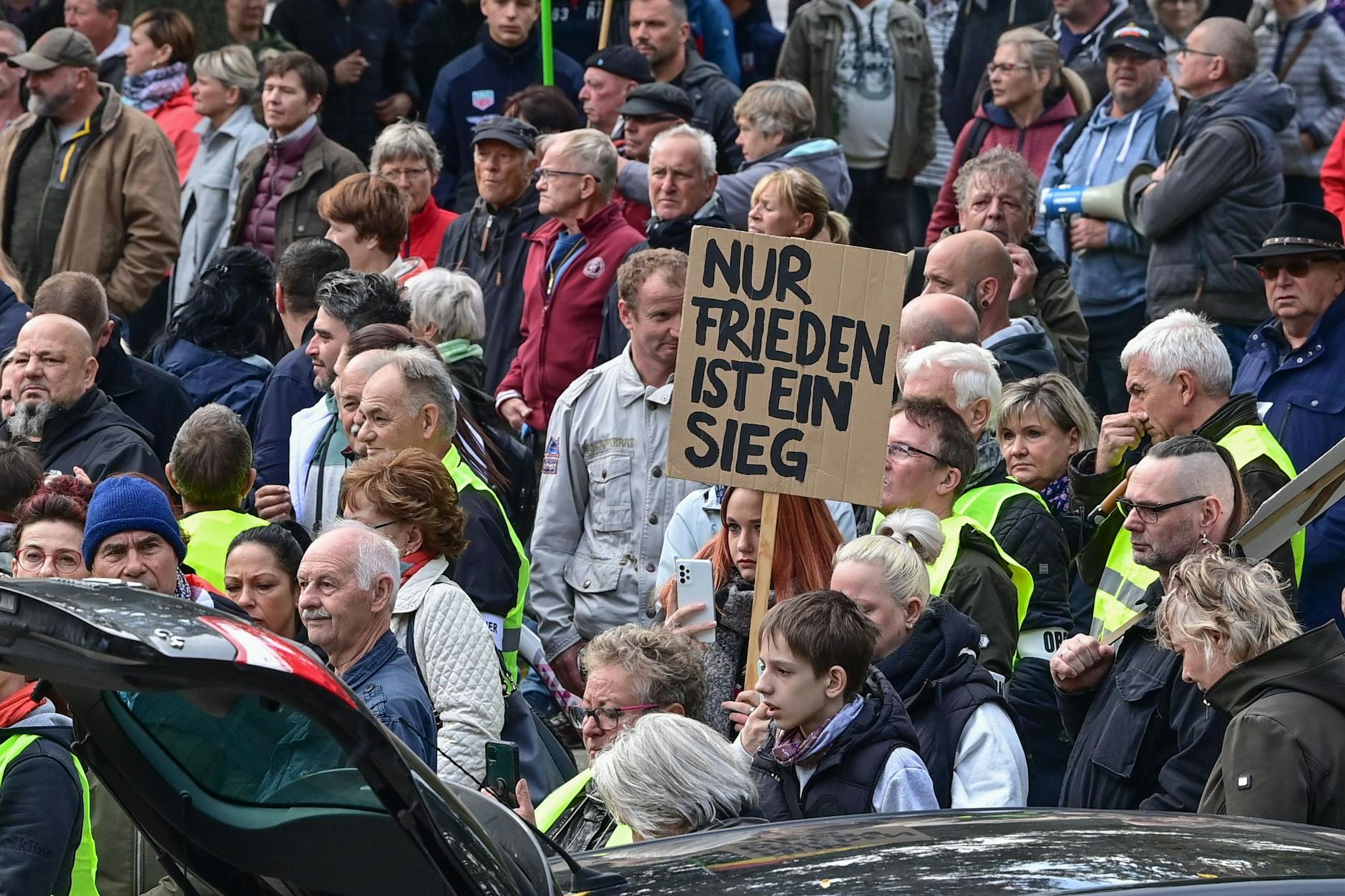 Brandenburg: Demonstranten protestieren in Frankfurt (Oder) gegen die Ukraine-Politik der Bundesregierung. 