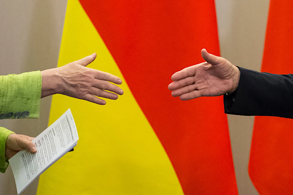 Bundeskanzlerin Angela Merkel (links) und der russische Präsident Wladimir Putin geben sich während einer Pressekonferenz am 2. Mai 2017 im russischen Sotschi die Hand.