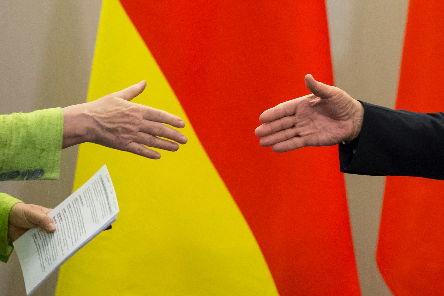 Bundeskanzlerin Angela Merkel (links) und der russische Präsident Wladimir Putin geben sich während einer Pressekonferenz am 2. Mai 2017 im russischen Sotschi die Hand.