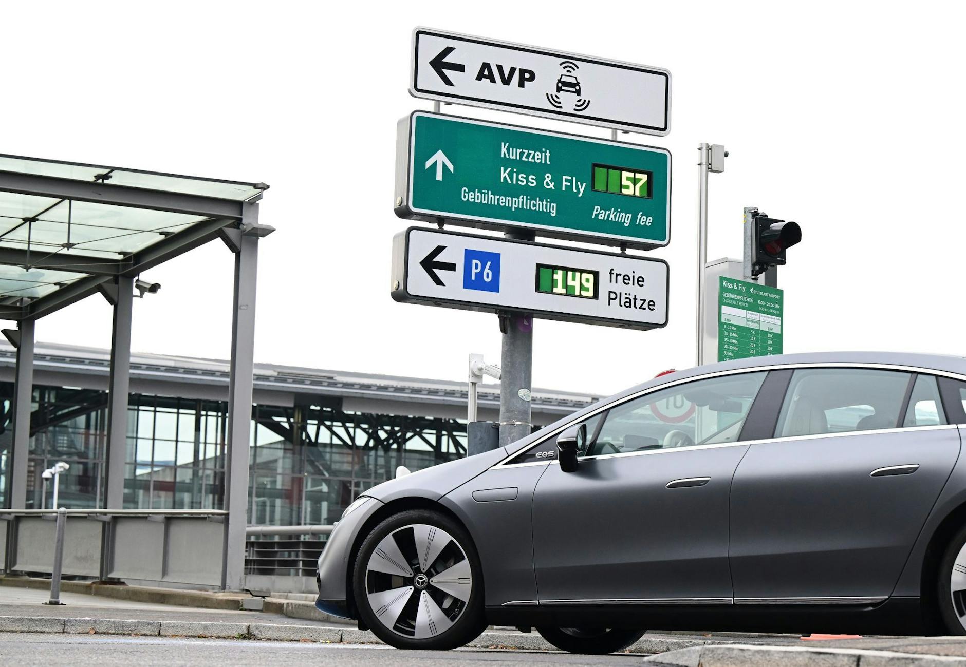 Ein Hinweisschild für autonom parkende Autos ist an der Einfahrt eines Parkhauses am Stuttgarter Flughafen angebracht.