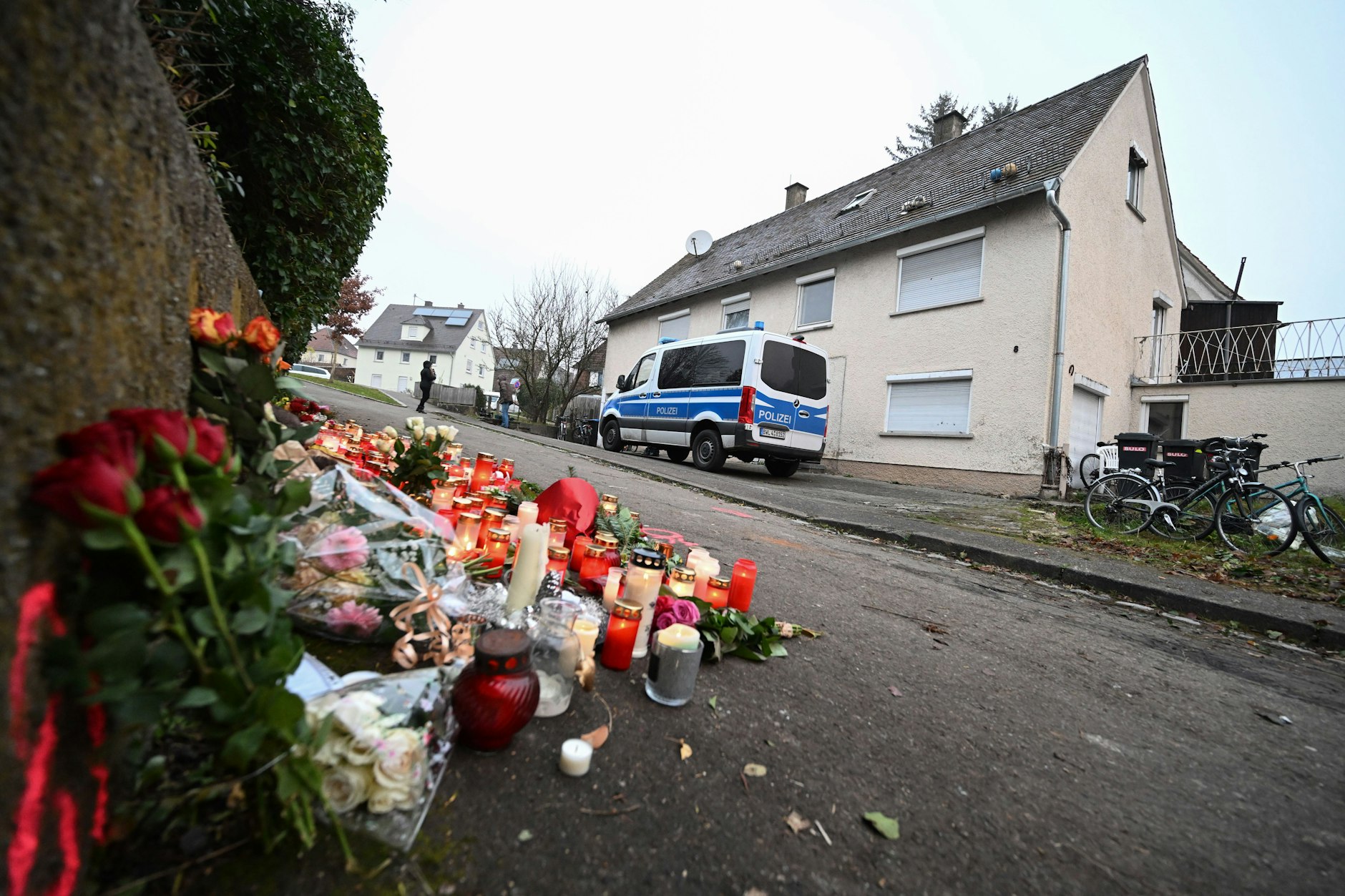 Illerkirchberg: Kerzen und Blumen stehen am Tatort, wo am Tag zuvor zwei Mädchen von einem Mann mit einem Messer angegriffen wurden.