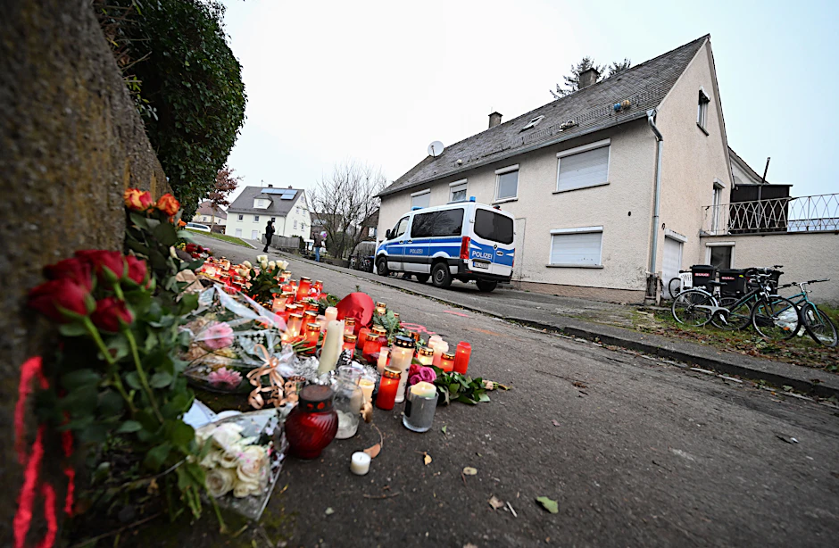 Illerkirchberg: Kerzen und Blumen stehen am Tatort, wo am Tag zuvor zwei Mädchen von einem Mann mit einem Messer angegriffen wurden.