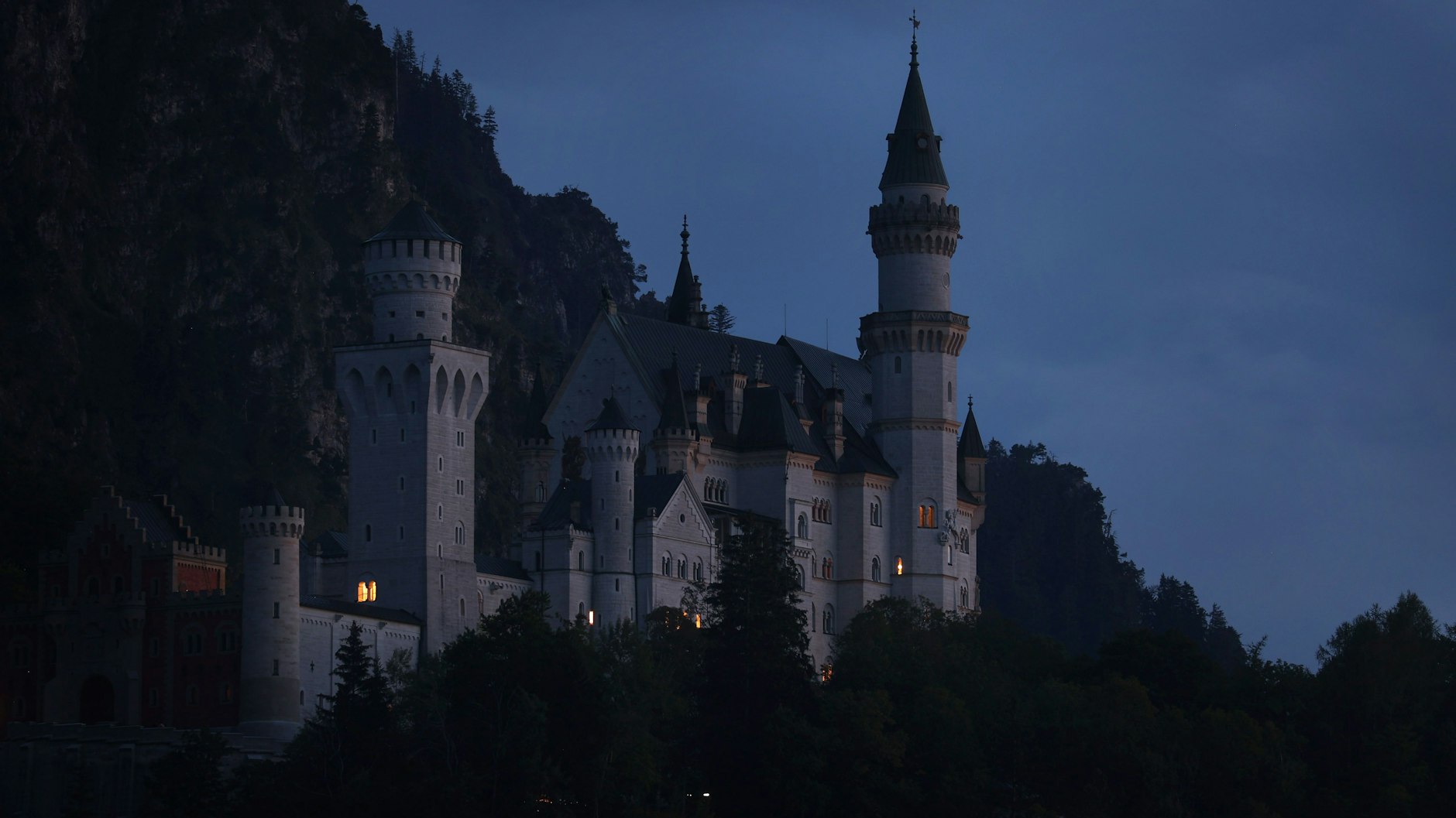 Schloss Neuschwanstein bleibt dunkel. 