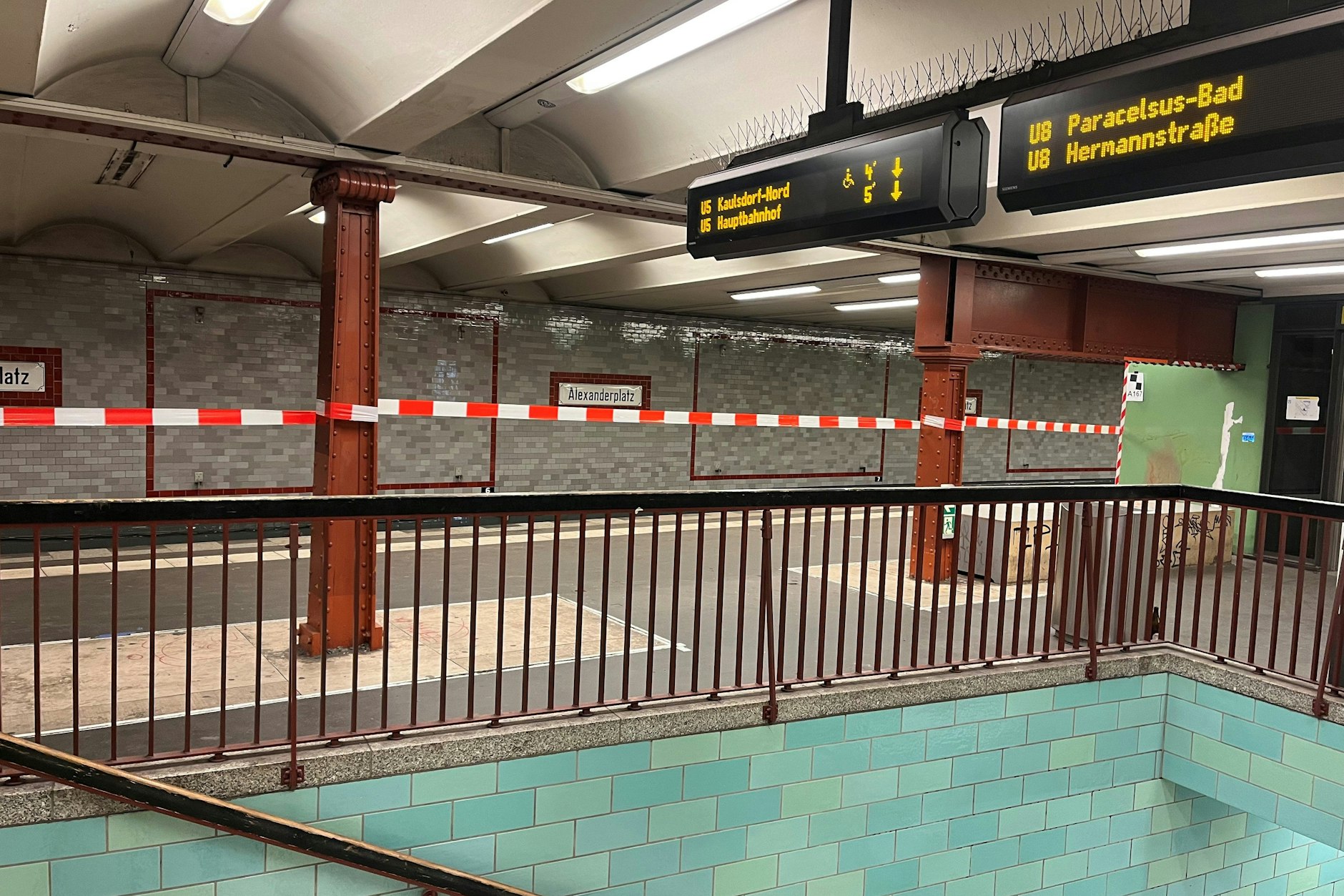 Im U2-Bahnhof Alexanderplatz wurde der Bahnsteig am stillgelegten Gleis nach Pankow zunächst mit rotweißem Flatterband abgesperrt. Inzwischen stehen hier massive Zäune.