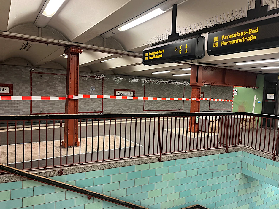 Im U2-Bahnhof Alexanderplatz wurde der Bahnsteig am stillgelegten Gleis nach Pankow zunächst mit rotweißem Flatterband abgesperrt. Inzwischen stehen hier massive Zäune.