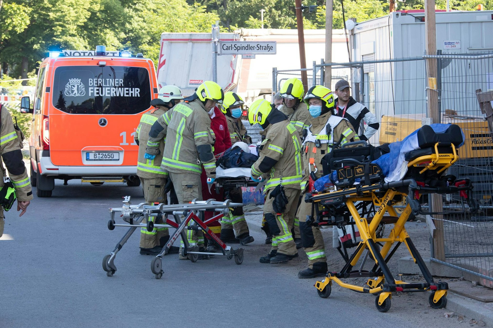 Bei einem Arbeitsunfall auf einer Baustelle in Spindlersfeld brachen im Sommer zwei Arbeiter durch eine nicht tragfähige Decke. Einer wurde mit dem Rettungshubschrauber ins Krankenhaus gebracht.