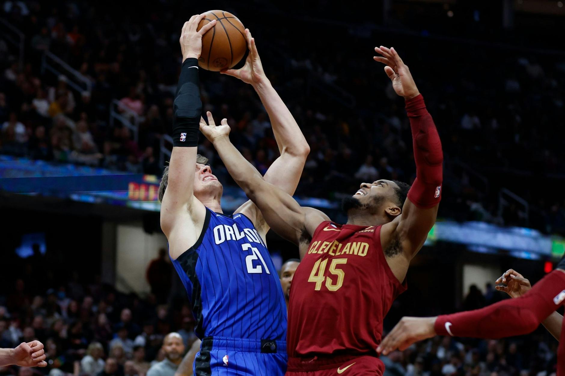 Moritz Wagner (21), Center der Orlando Magic, schnappt sich einen Rebound gegen Donovan Mitchell (45), Guard der Cleveland Cavaliers.