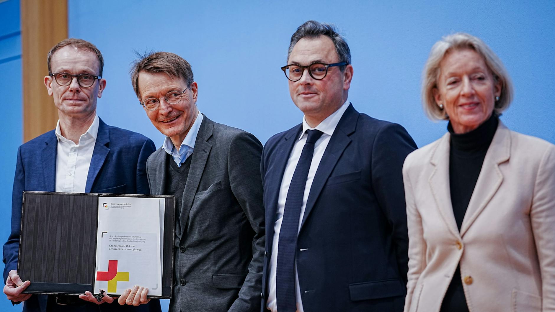 Sie stellten die Reformvorschläge der Krankenhausfinanzierung vor (v. l.) Tom Bschor, Vorsitzender der Regierungskommission, Minister Karl Lauterbach, Christian Karagiannidis, Präsident des Intensiv- und Notfallmedizinerverbands DGIIN, Irmtraud Gürkan, Vize-Chefin des Charité-Aufsichtsrats.