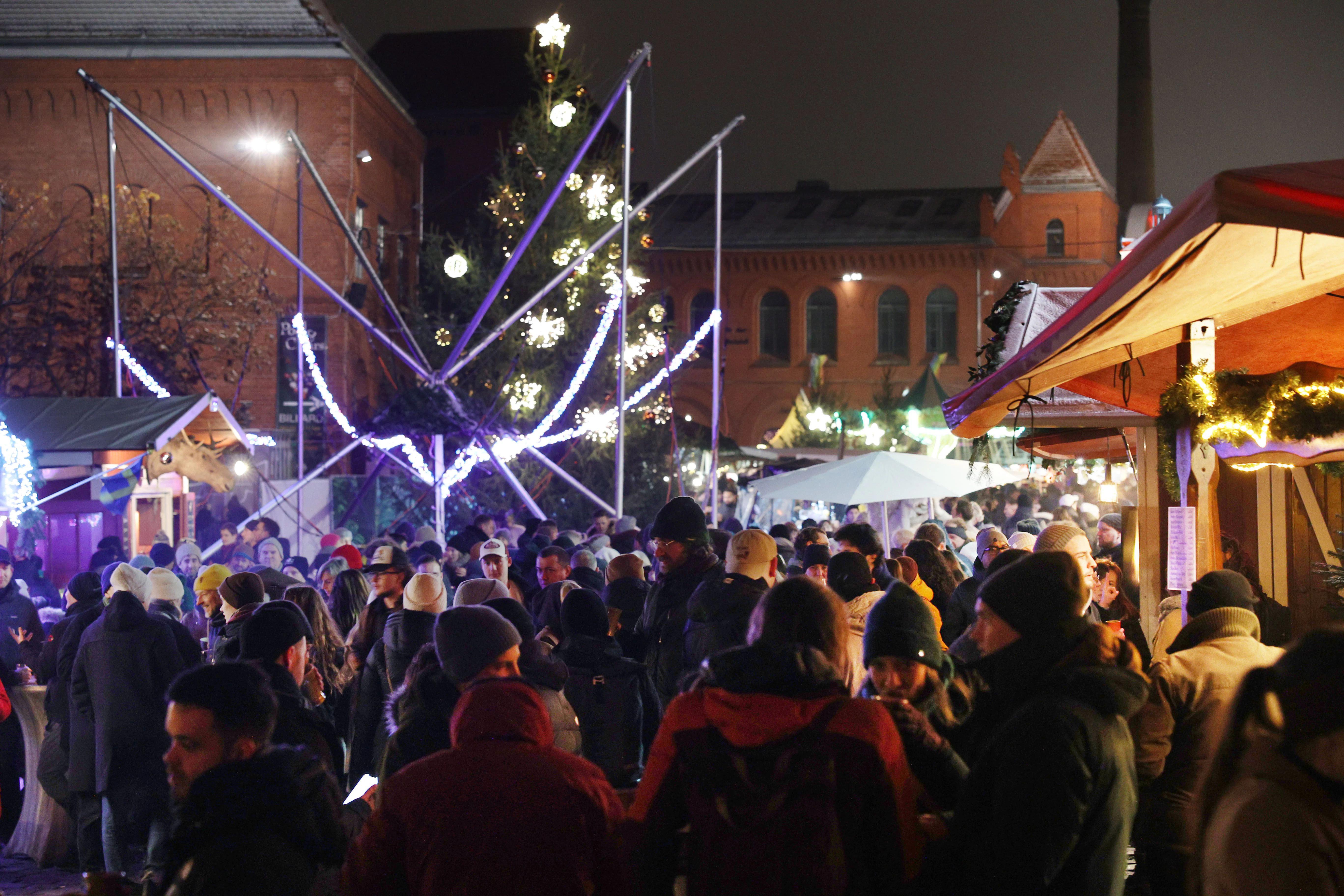 Es werde Licht: Buntes Treiben auf dem Lucia-Weihnachtsmarkt in der Kulturbrauerei.
