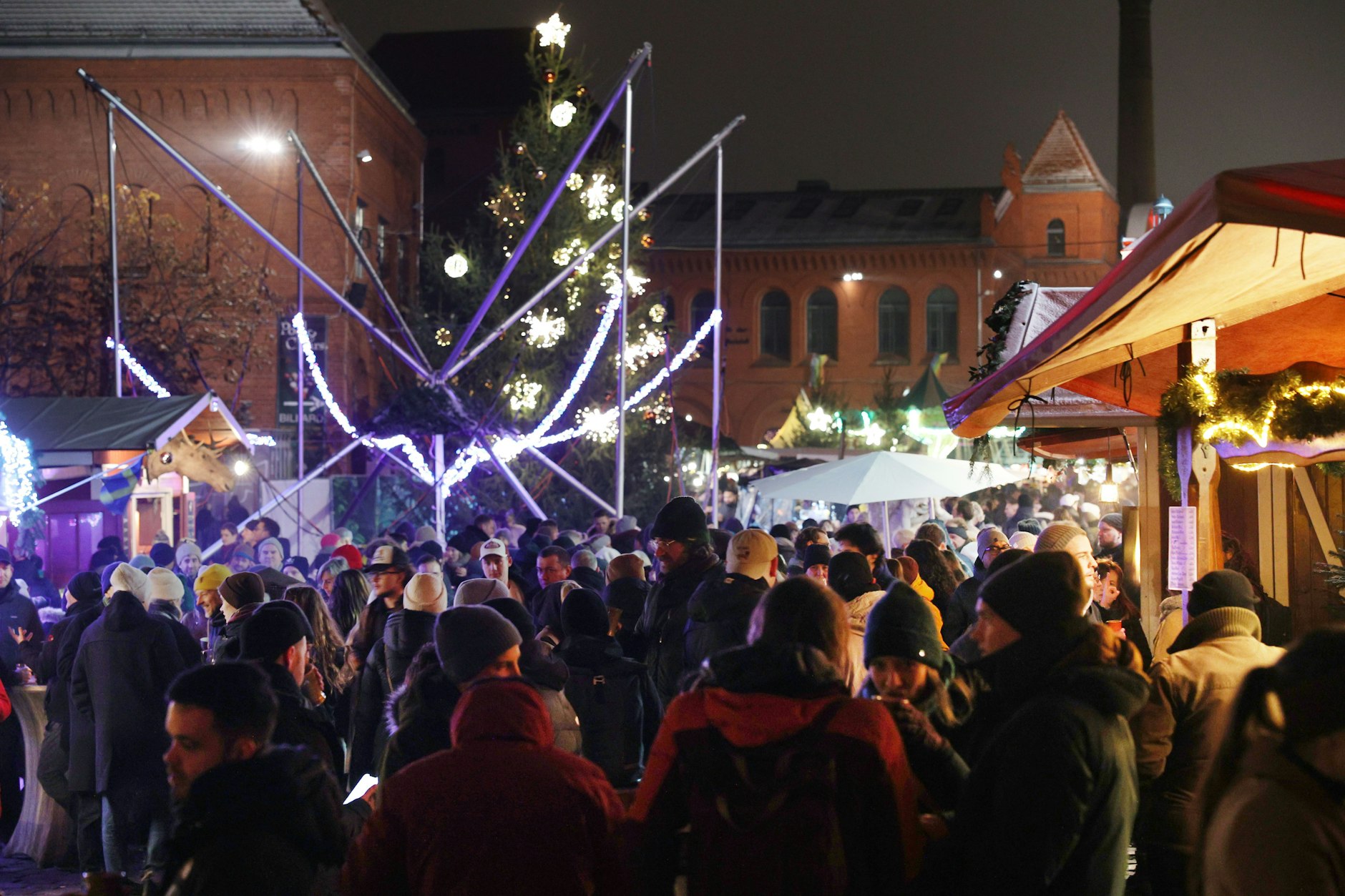 Es werde Licht: Buntes Treiben auf dem Lucia-Weihnachtsmarkt in der Kulturbrauerei.
