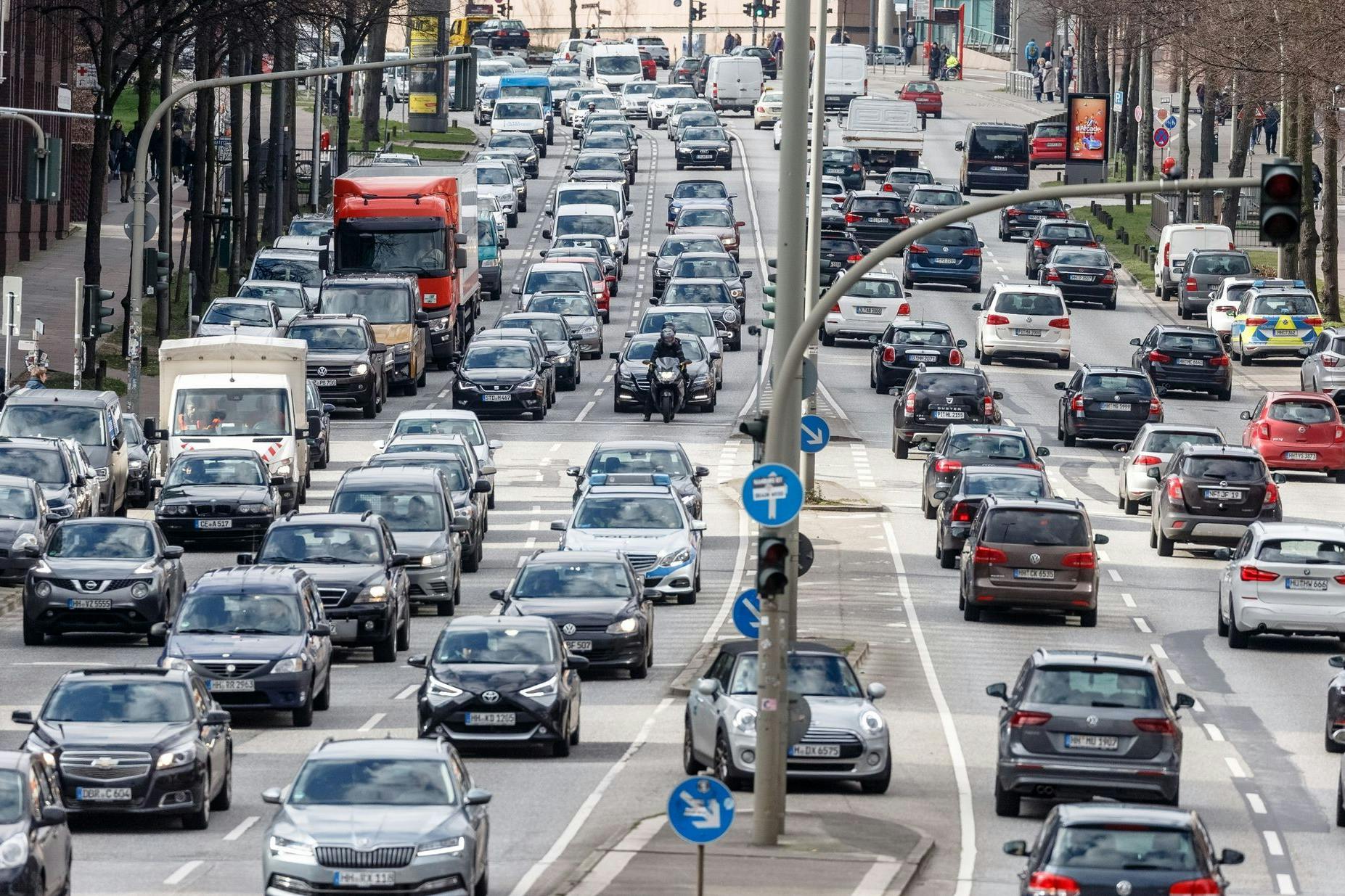 In Berlin und Brandenburg fahren immer mehr Autos auf den Straßen. 