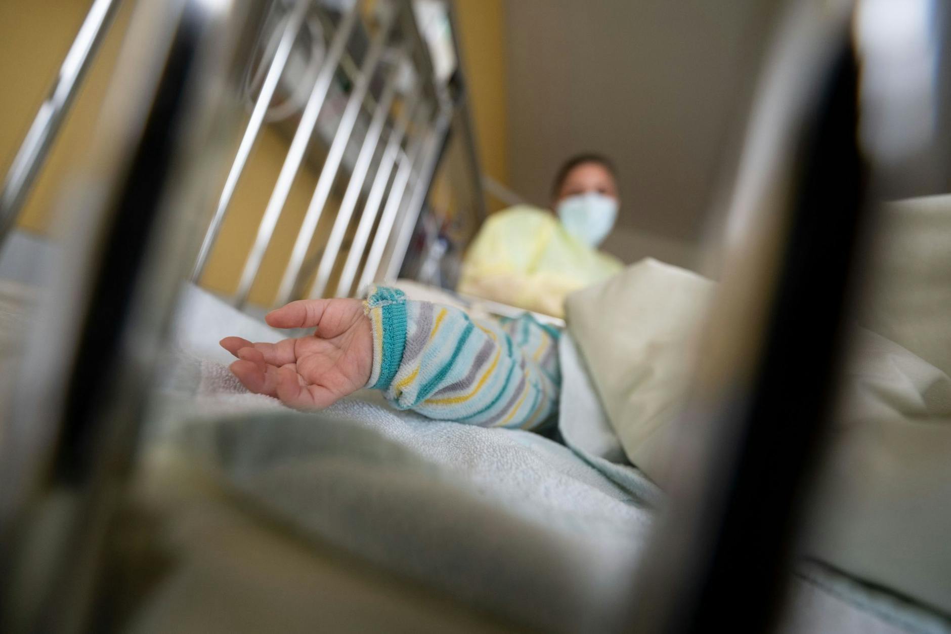 Ein am Respiratorischen Synzytial-Virus (RS-Virus oder RSV) erkranktes Kind liegt auf einer Kinderstation. 