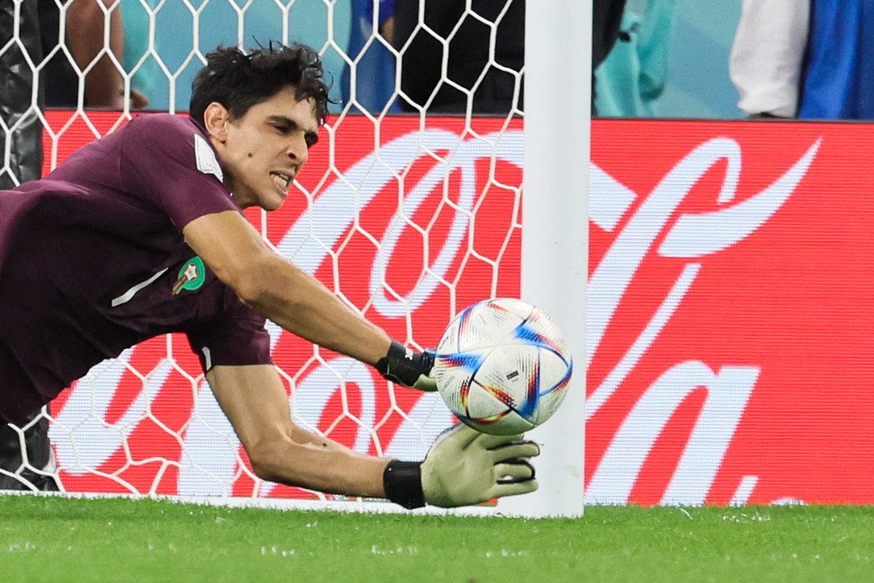 Marokkos Keeper avanciert zum Helden des Spiels, pariert im Elfmeterschießen zwei Elfmeter.