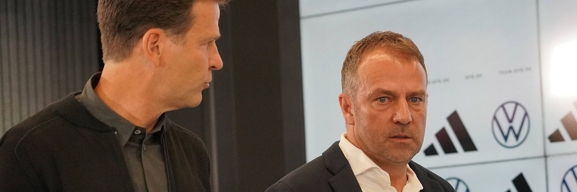 Hansi Flick zeigt sich nach dem Rücktritt von DFB-Direktor Oliver Bierhoff (l.) geschockt. Ob Flick nach dem WM-Debakel Bundestrainer bleibt, ist offen.&nbsp;
