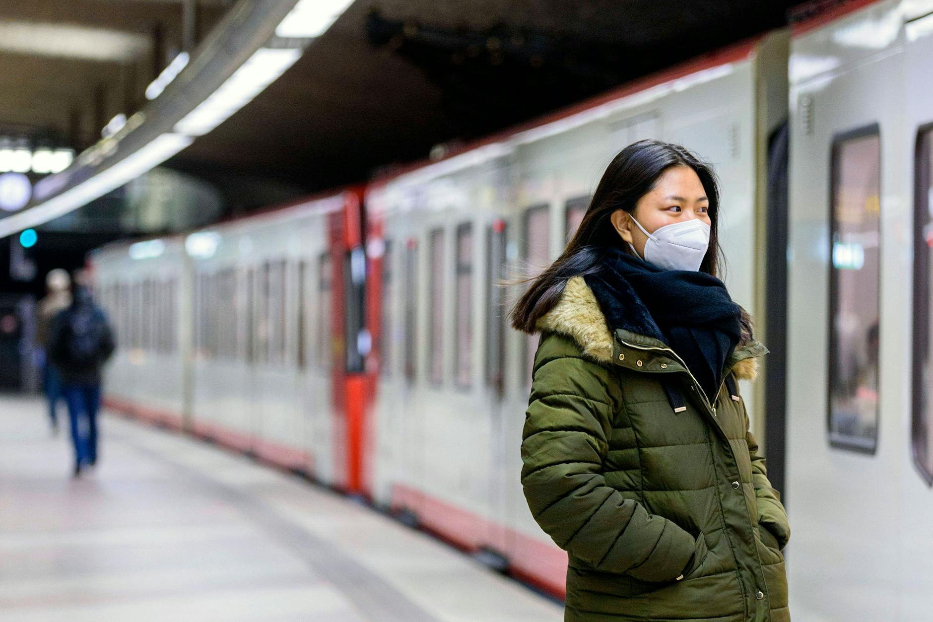 Fahrgäste in bayrischen Städten wie diese Frau in Nürnberg brauchen künftig keine Masken mehr zu tragen. 