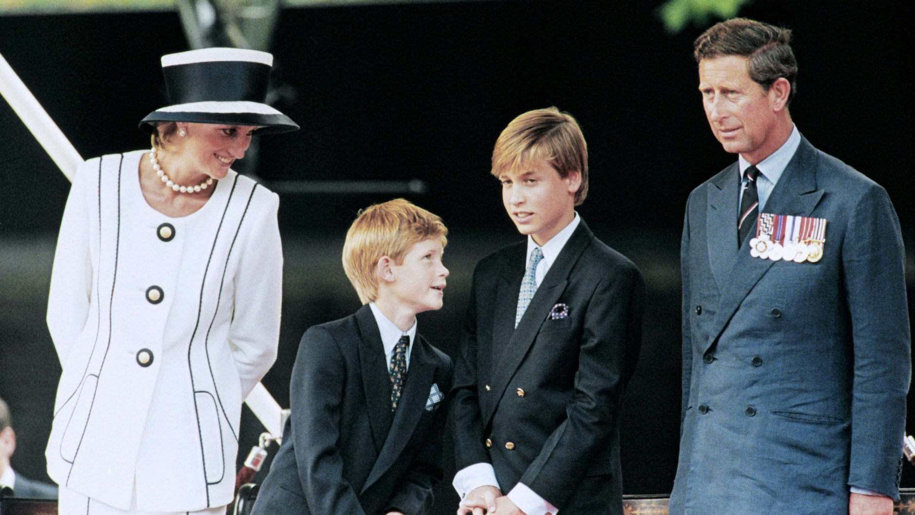 Harry und William mit ihren Eltern, Prinzessin Diana und Prinz Charles. Will Harry Prinzessin Diana rächen?
