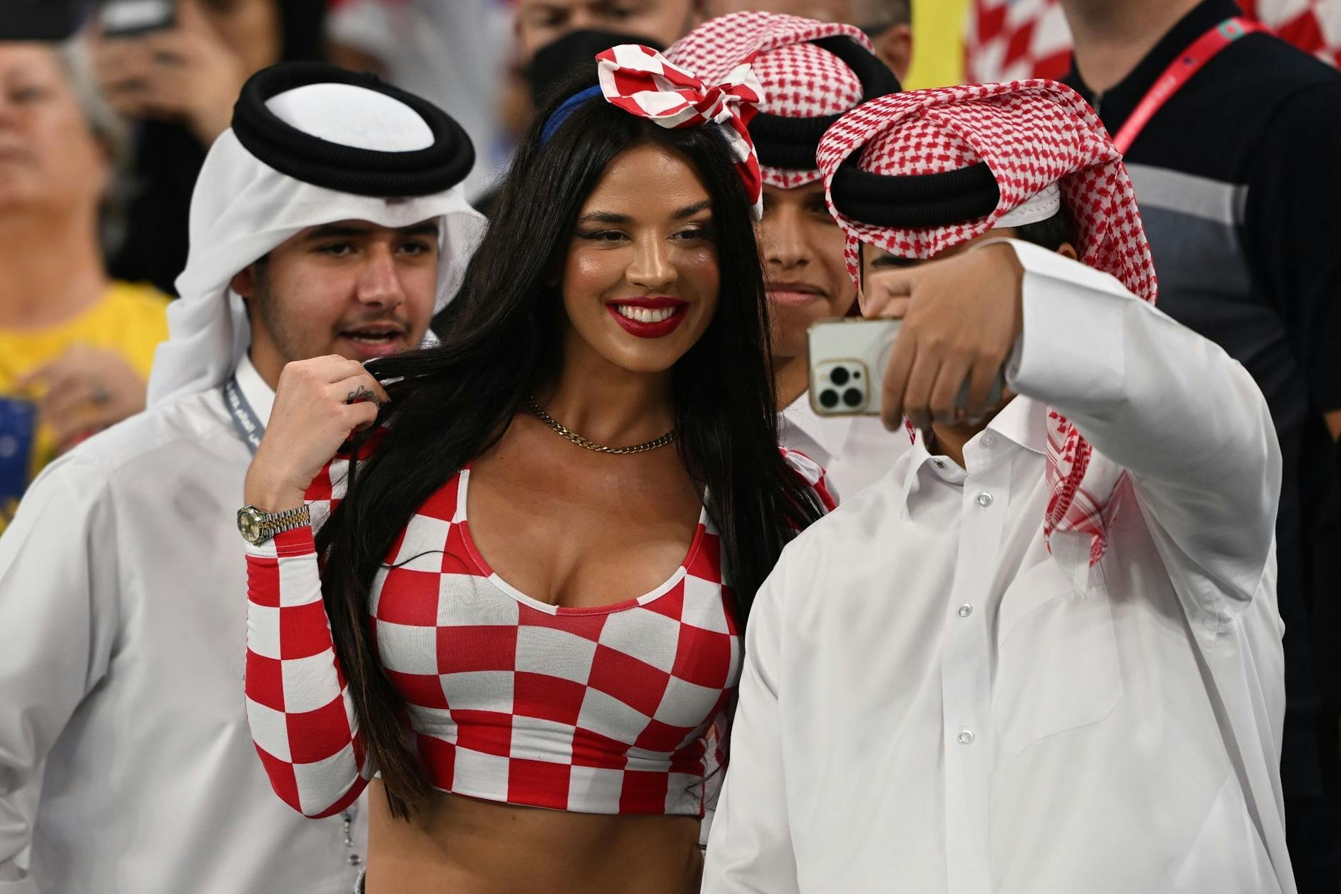 Vor dem Spiel gegen Japan sorgt Ivana Knöll, ehemalige Miss Kroatien, für kroatische Sympathiepunkte.