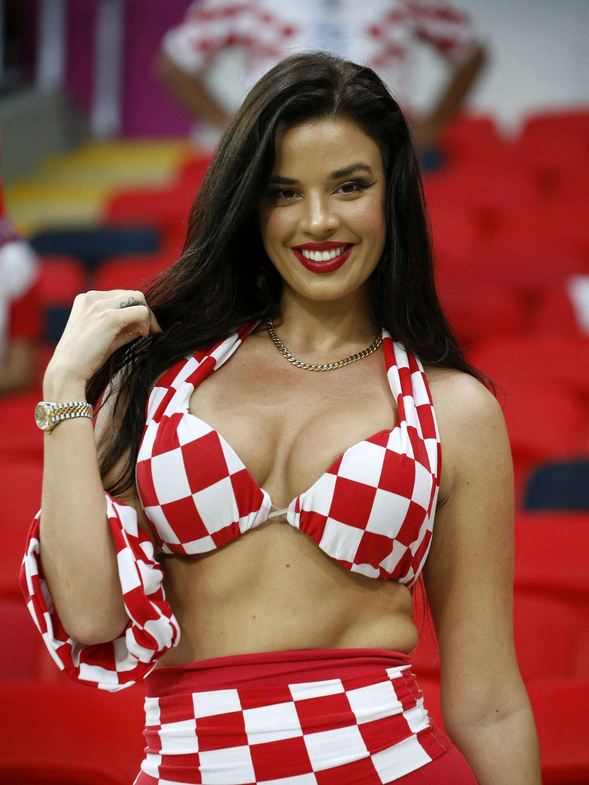 Andres Spiel, anderes ebenfalls sehr, sehr knappes Outfit: Ivana Knöll beim Match Kroatien gegen Belgien.