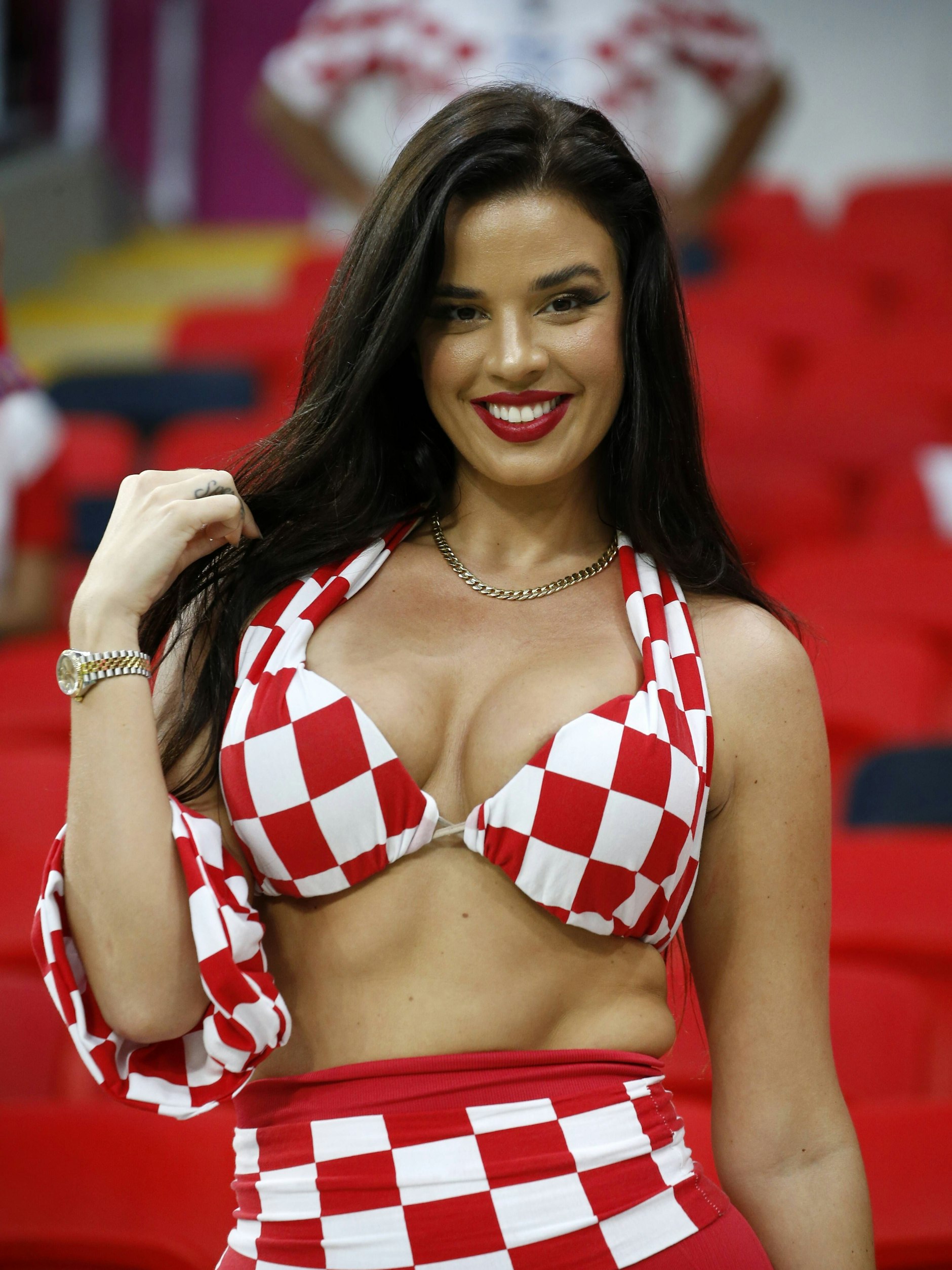 Andres Spiel, anderes ebenfalls sehr, sehr knappes Outfit: Ivana Knöll beim Match Kroatien gegen Belgien.