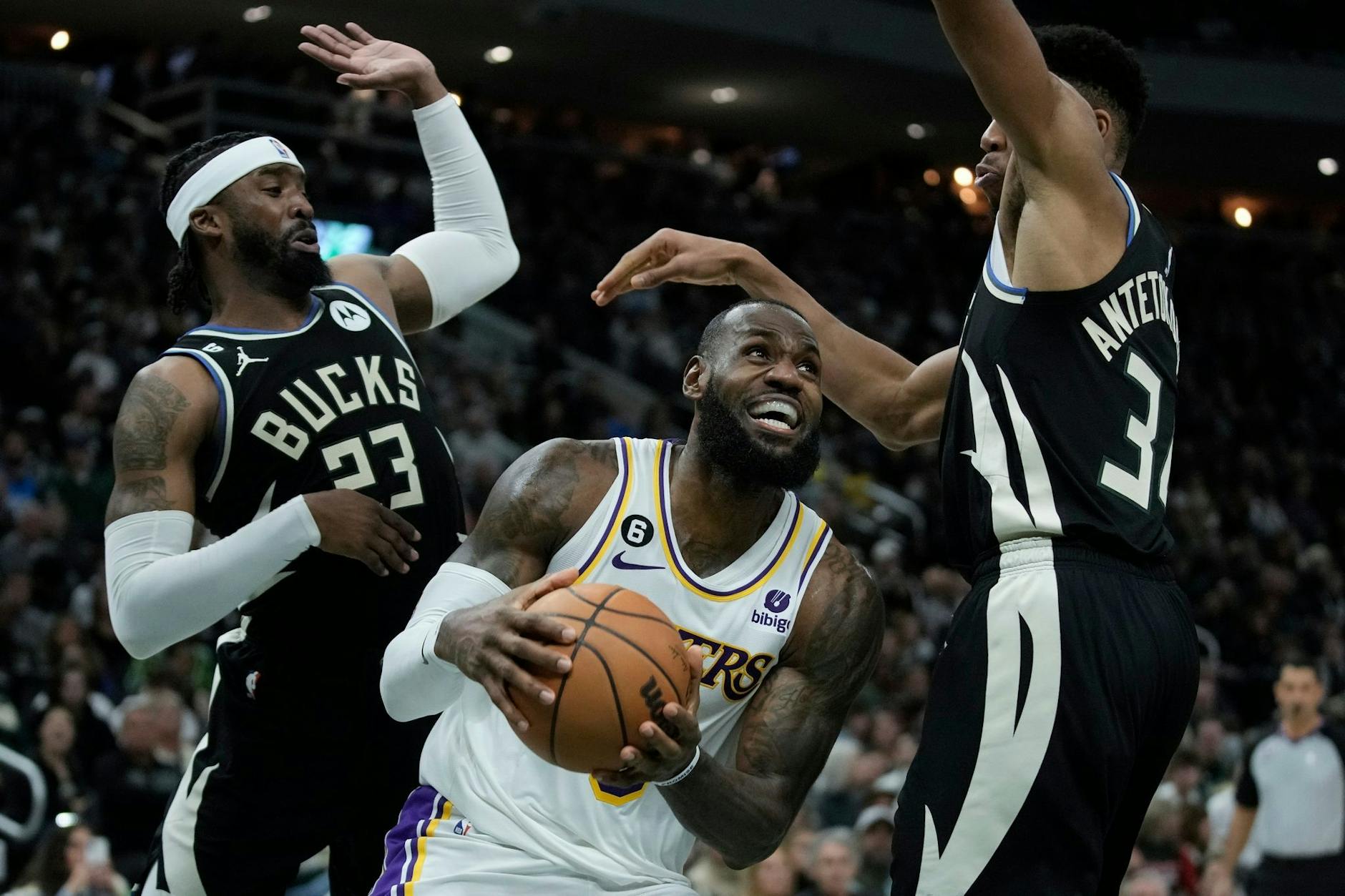 LeBron James von den Los Angeles Lakers versucht zwischen Wesley Matthews und Giannis Antetokounmpo von den Milwaukee Bucks hindurch zu kommen.
