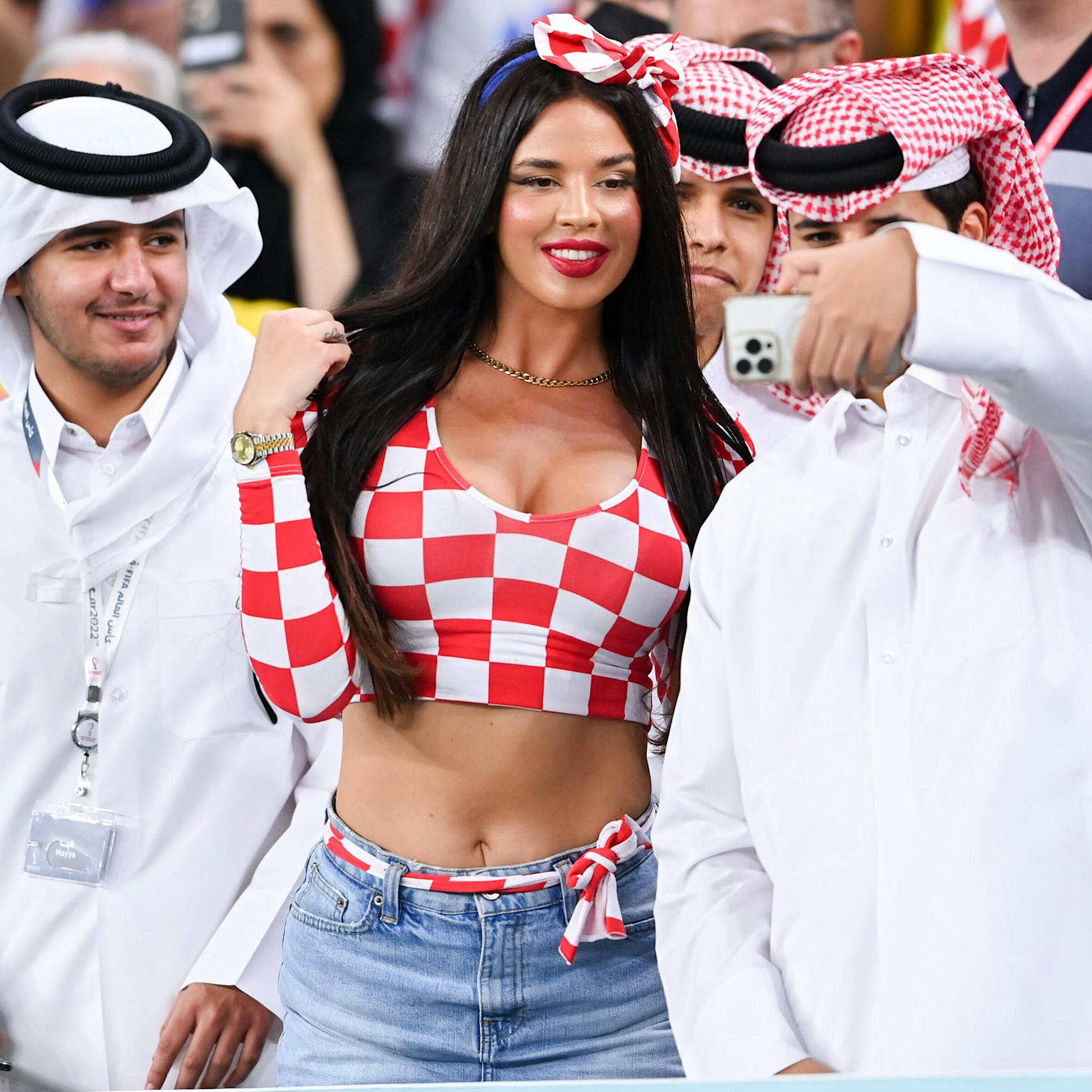 Bauchfrei, tief ausgeschnittenes Dekolleté: KURIER erklärt die Frau, die Katars Männer verrückt macht