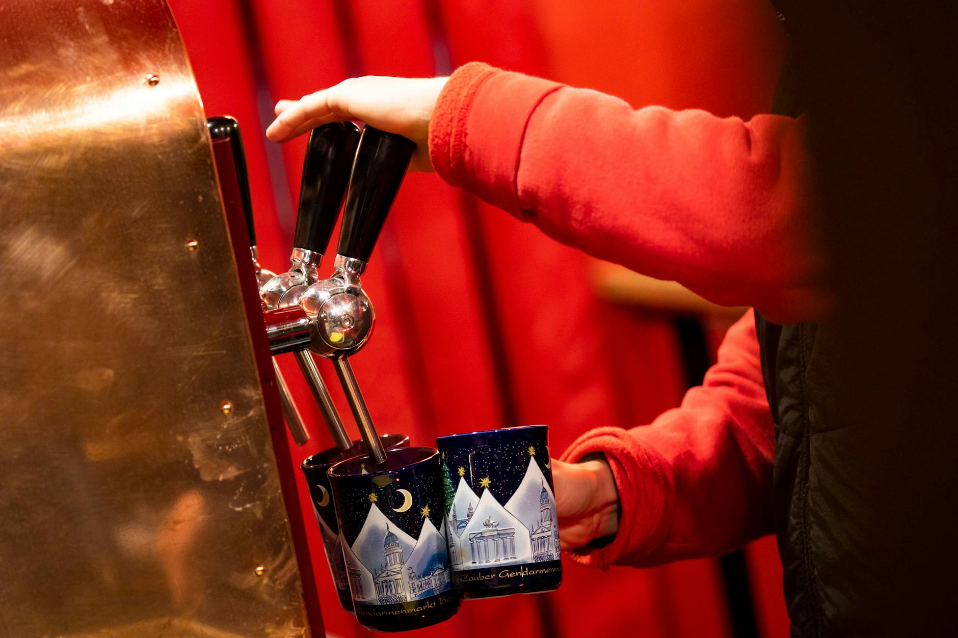 Glühwein wird natürlich auch an der Staatsoper ausgeschenkt – in den Tassen vom Gendarmenmarkt.