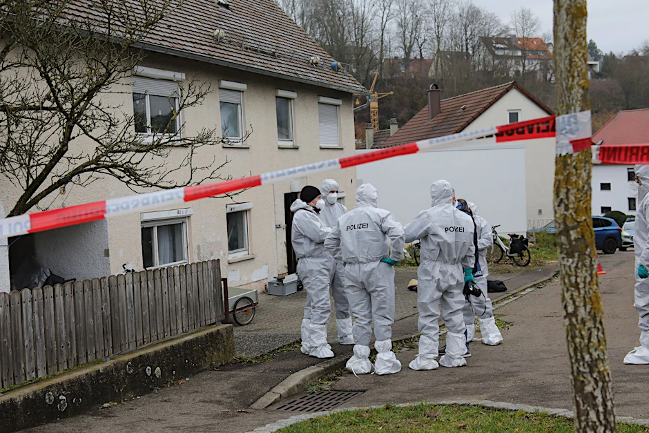 Einsatzkräfte begutachten den Tatort in Illerkirchberg.