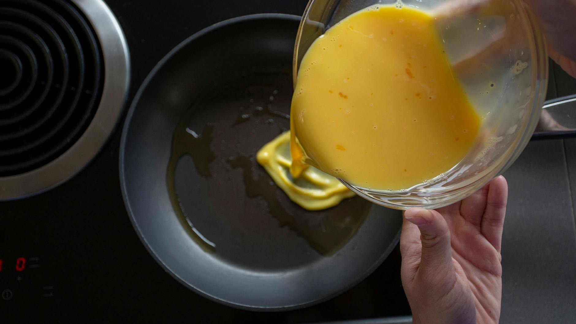 Ist die Hitze der Pfanne zu hoch, wird das Rührei schnell trocken.