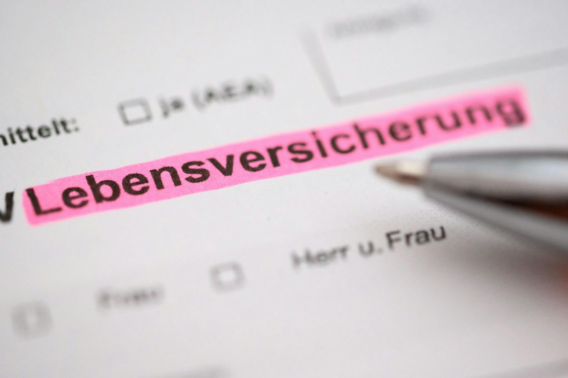 ARCHIV - Die Zinsen steigen wieder. Was bedeutet das für die Kunden von Lebensversicherern?