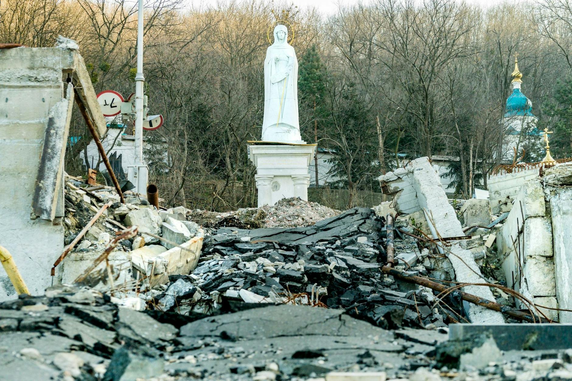 Eine Statue in der Nähe eines Klosters in Swjatohirsk ist nach Beschuss von Trümmern umgeben. Wire/dpa