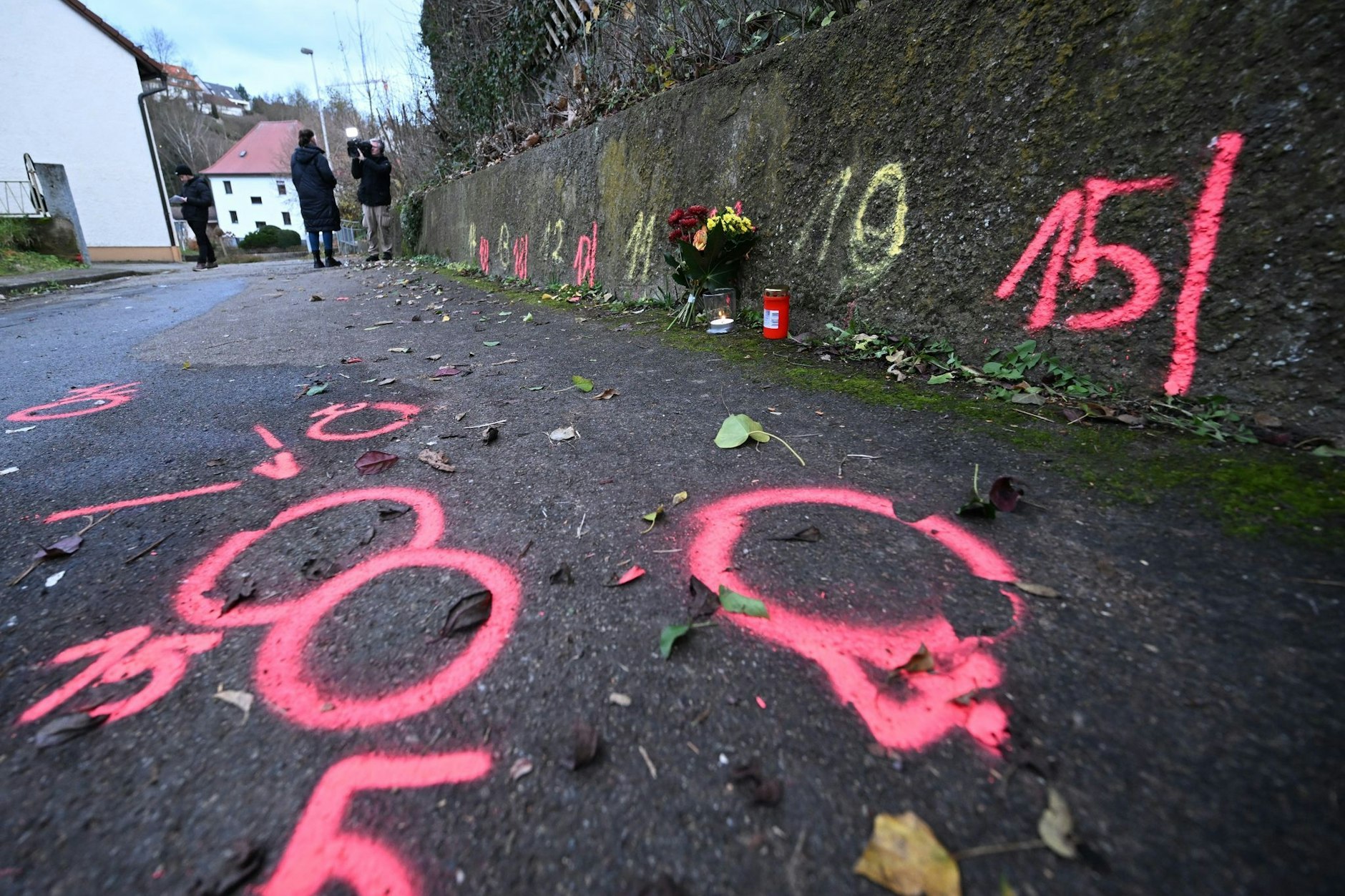 Blumen und Kerzen am Tatort in Illerkirchberg