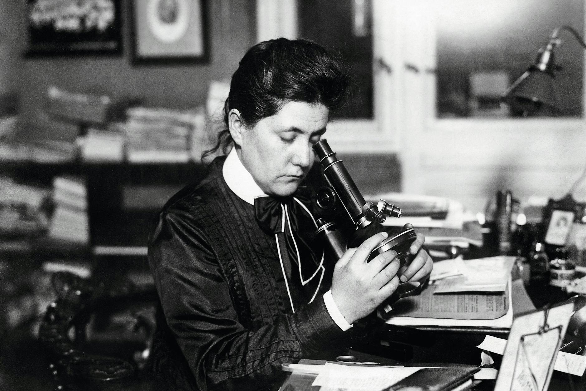 In ihrem Labor: Lydia Rabinowitsch-Kempner, litauische Mikrobiologin und Amerika-erfahren.