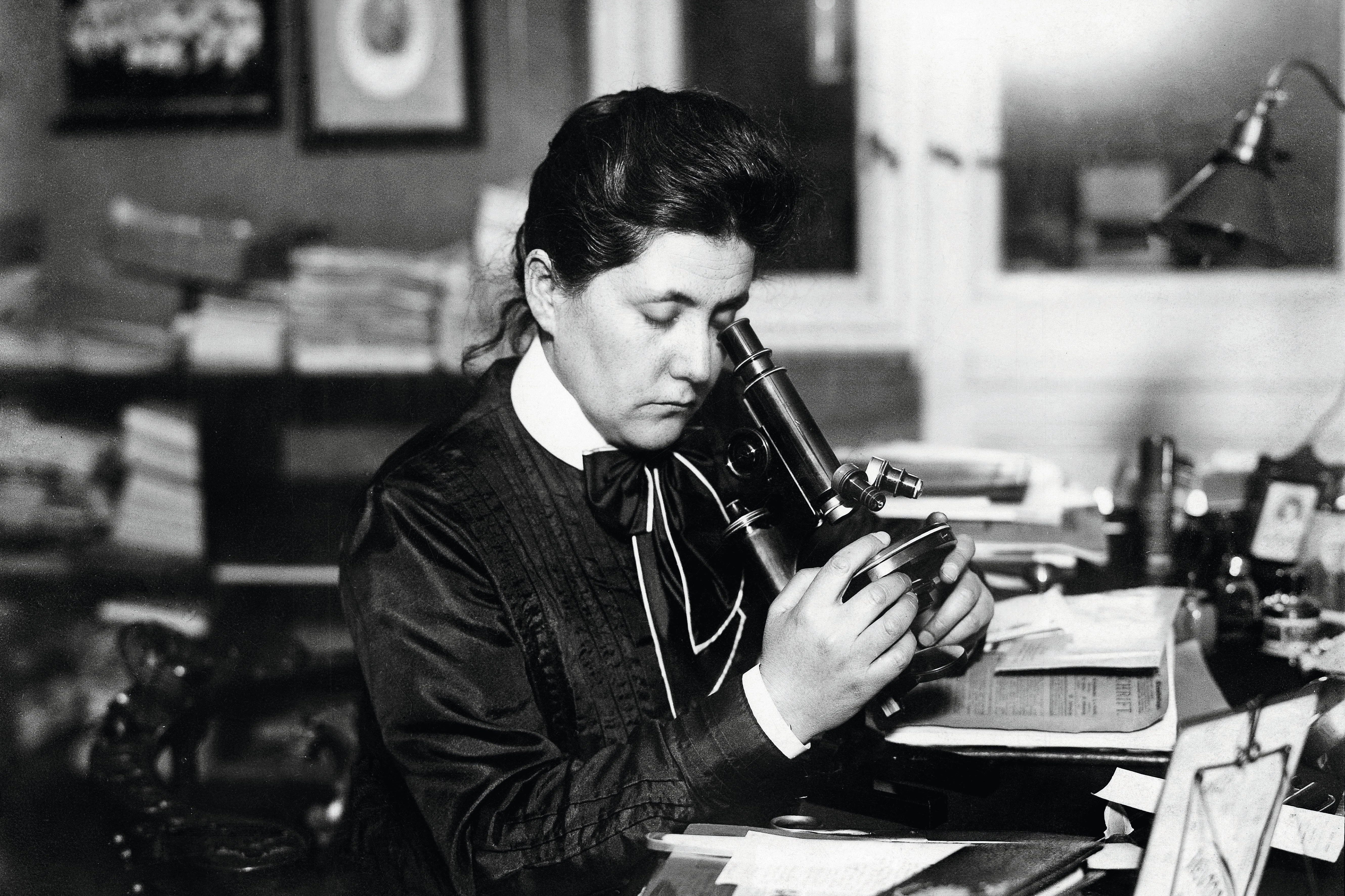 In ihrem Labor: Lydia Rabinowitsch-Kempner,&nbsp; litauische Mikrobiologin und Amerika-erfahren.