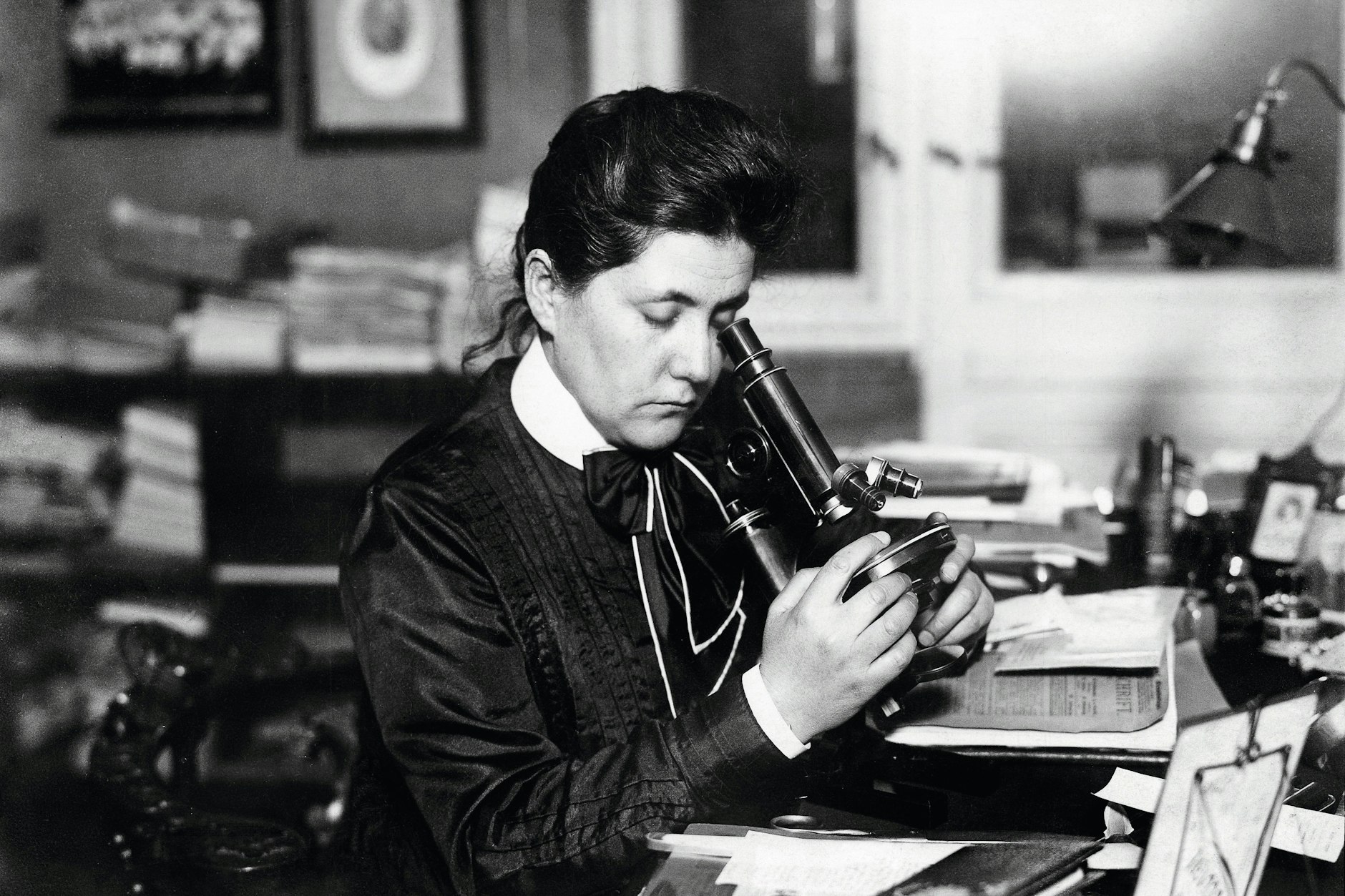 In ihrem Labor: Lydia Rabinowitsch-Kempner,&nbsp; litauische Mikrobiologin und Amerika-erfahren.