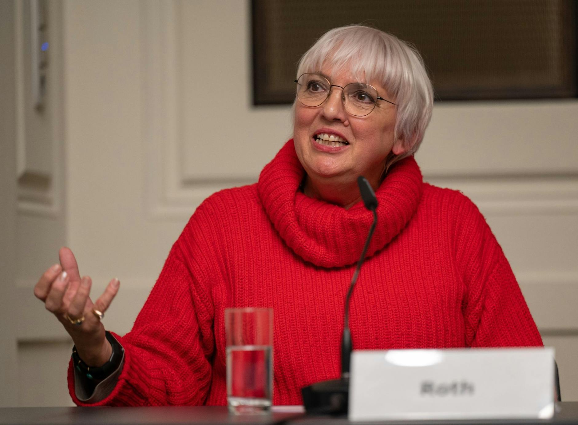 Kulturstaatsministerin Claudia Roth spricht bei einer Pressekonferenz.