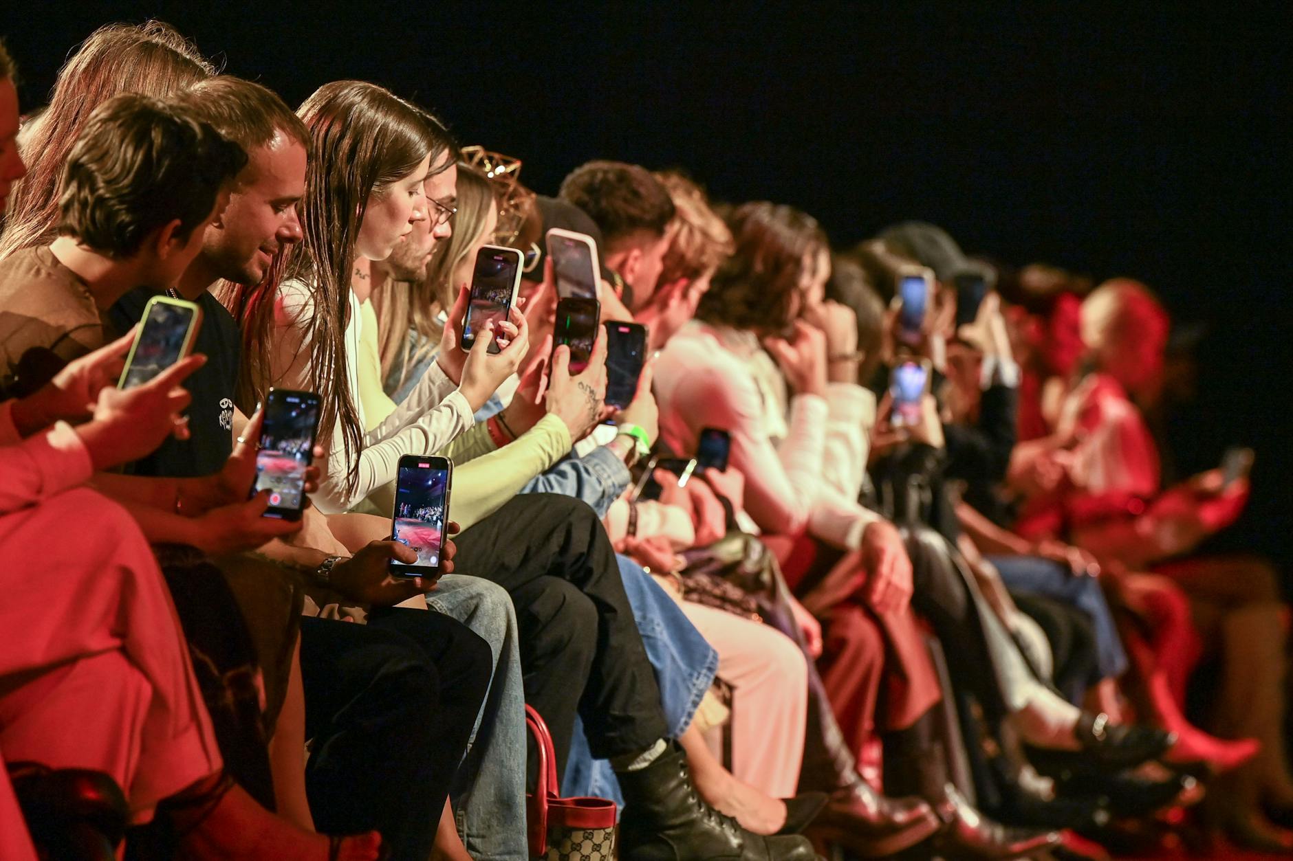 Vergangene Saison auf der Fashion Week: Alle Augen und Smartphones richten sich auf den Laufsteg.